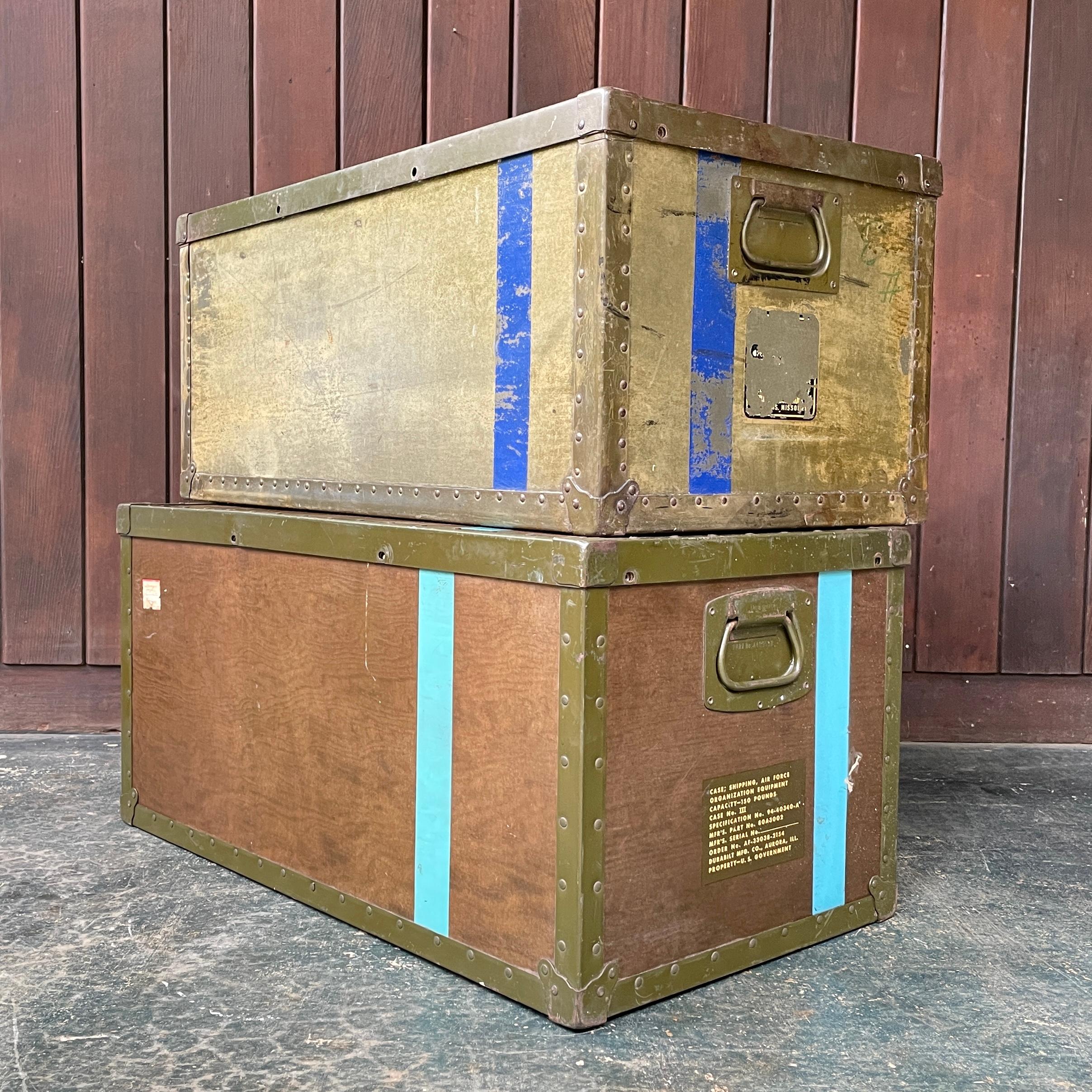 1940s Vulcanized US Air Force Ships Trunk Box Table Pedestal Retail Display In Distressed Condition For Sale In Hyattsville, MD