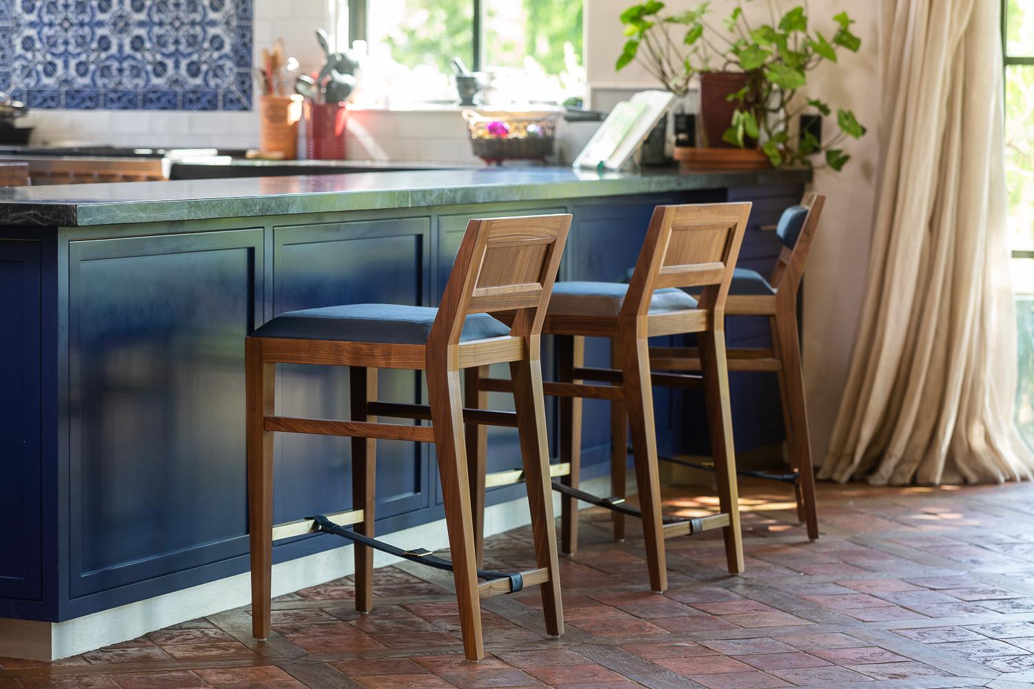 Taburete de bar de nogal de los años 40 con asiento de cuero y tela en Nuevo estado para la venta en Ballard, CA