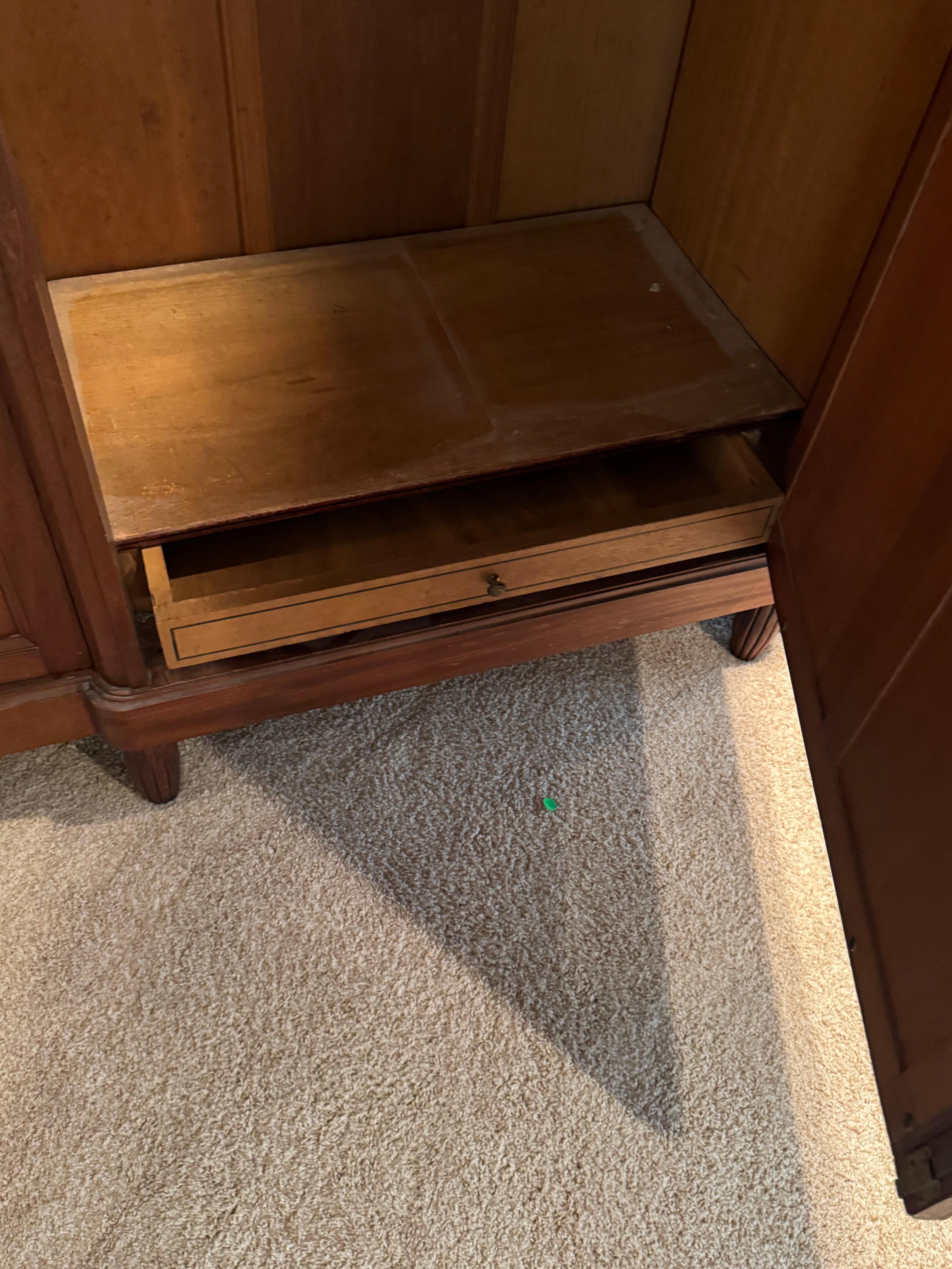 1940's Nussbaum Französisch Armoire mit abgeschrägten Spiegel im Angebot 4
