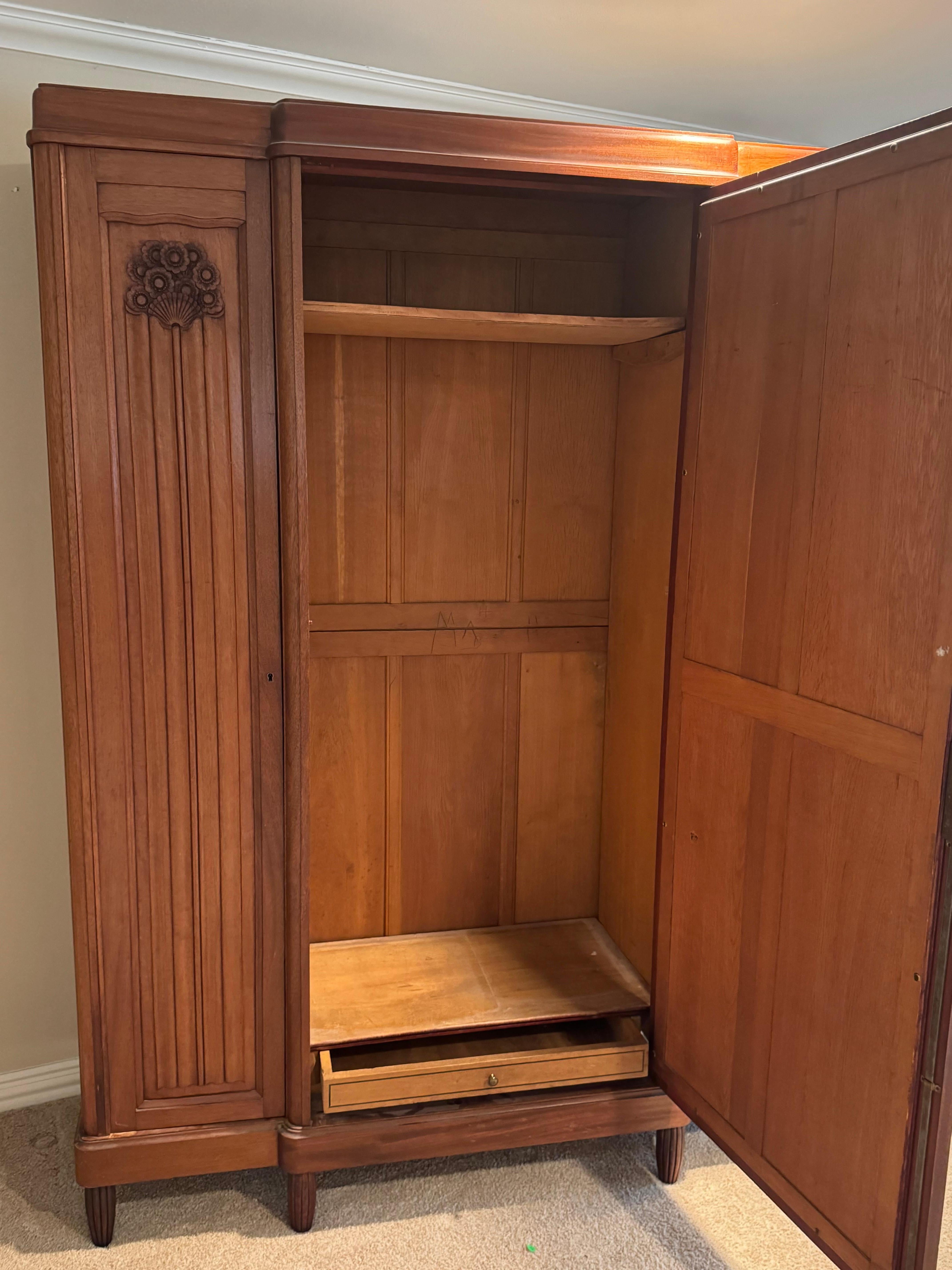 1940's Nussbaum Französisch Armoire mit abgeschrägten Spiegel (Französische Provence) im Angebot