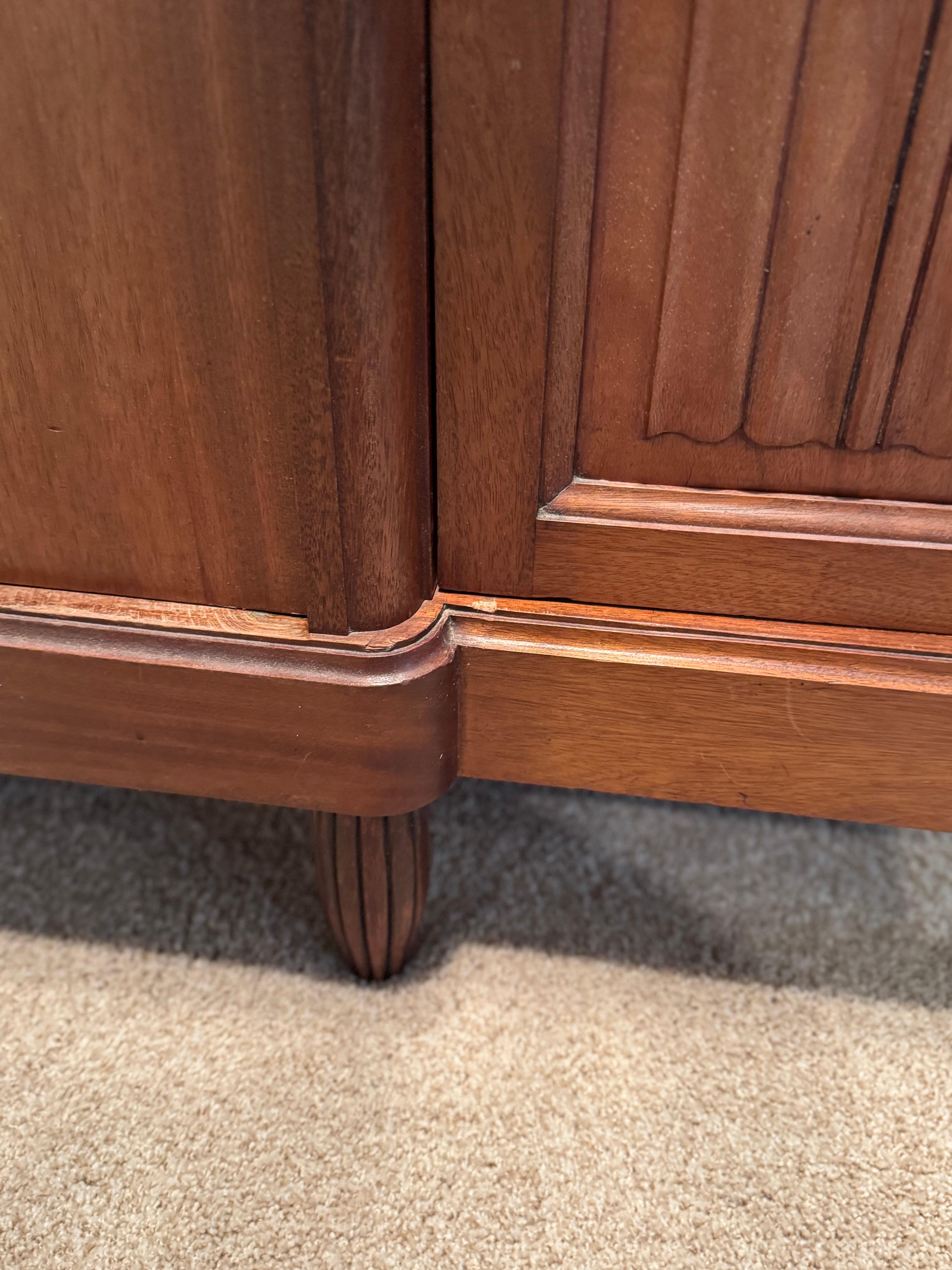 1940's Nussbaum Französisch Armoire mit abgeschrägten Spiegel (Geschnitzt) im Angebot