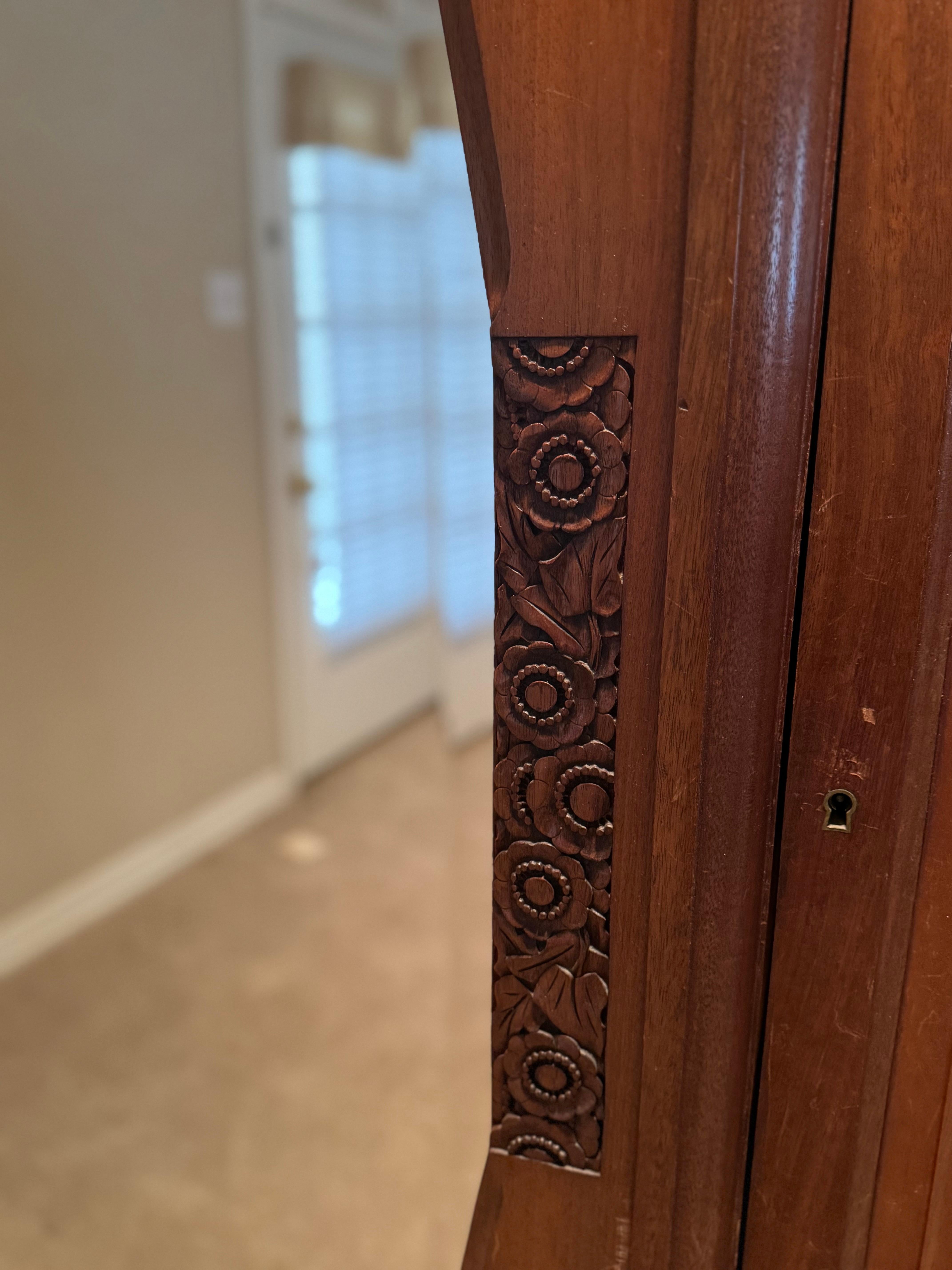 1940's Nussbaum Französisch Armoire mit abgeschrägten Spiegel im Zustand „Gut“ im Angebot in Pasadena, TX