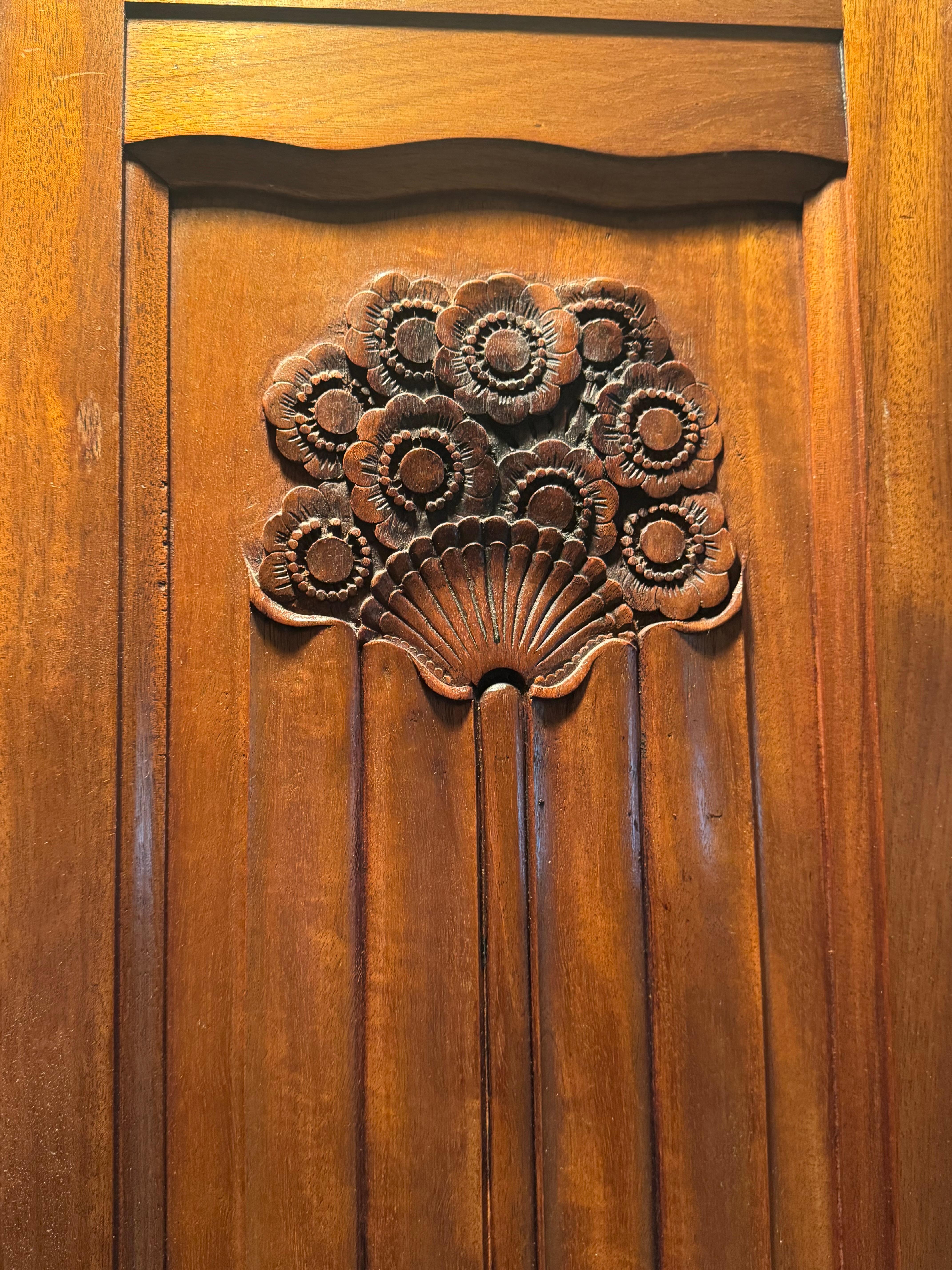 1940's Nussbaum Französisch Armoire mit abgeschrägten Spiegel (Mitte des 20. Jahrhunderts) im Angebot