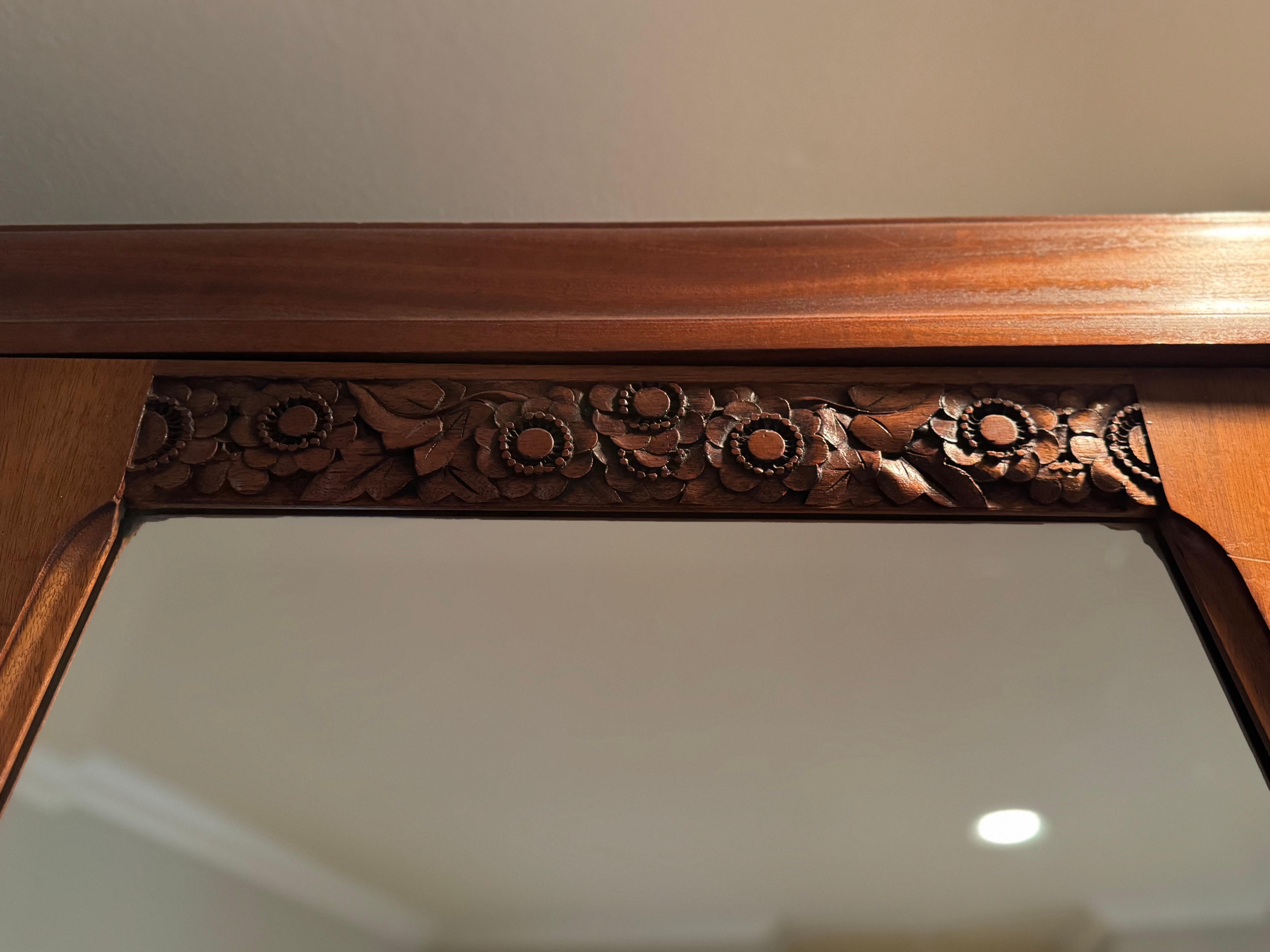 1940's Nussbaum Französisch Armoire mit abgeschrägten Spiegel im Angebot 1