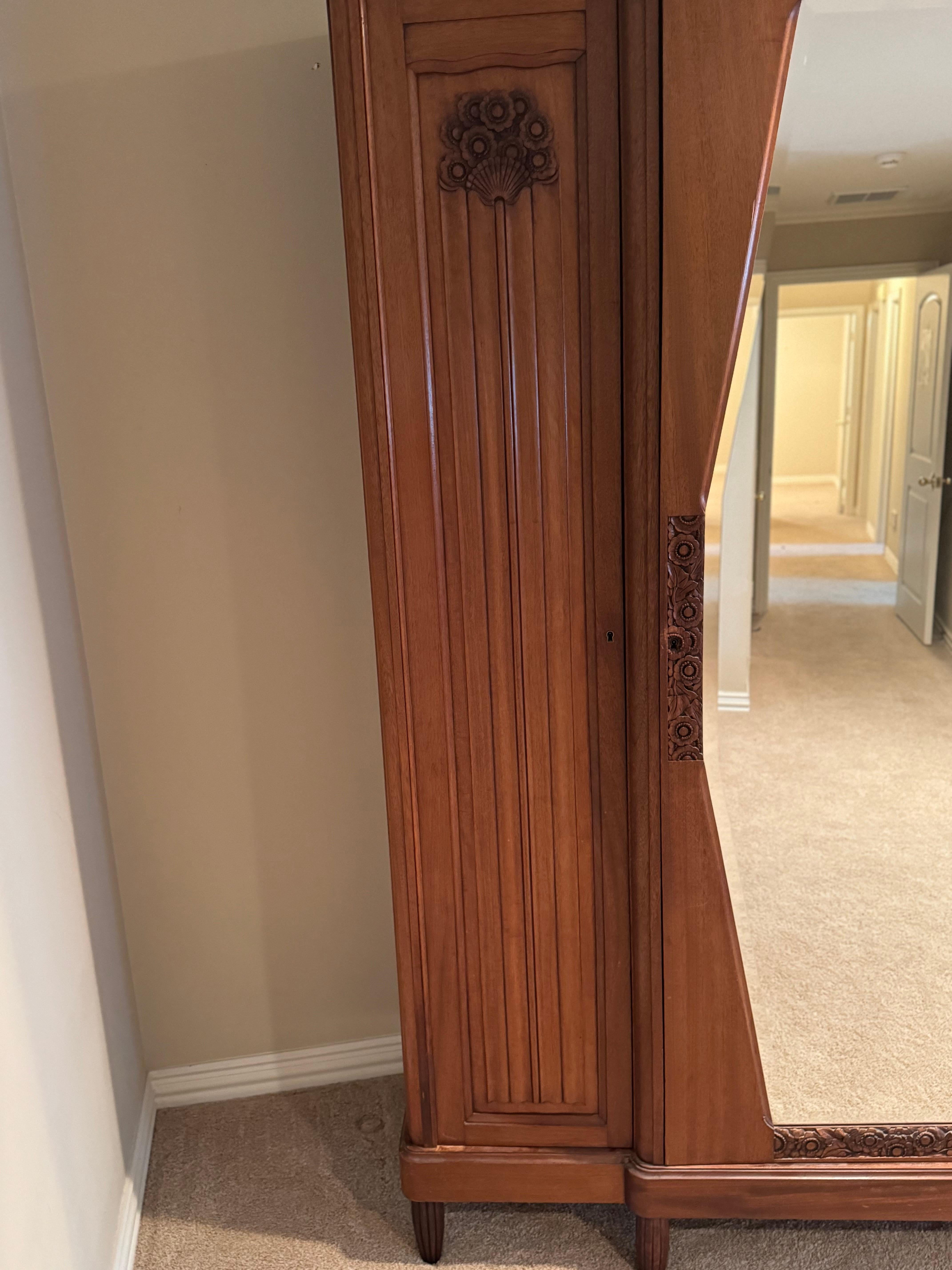 1940's Nussbaum Französisch Armoire mit abgeschrägten Spiegel im Angebot 3