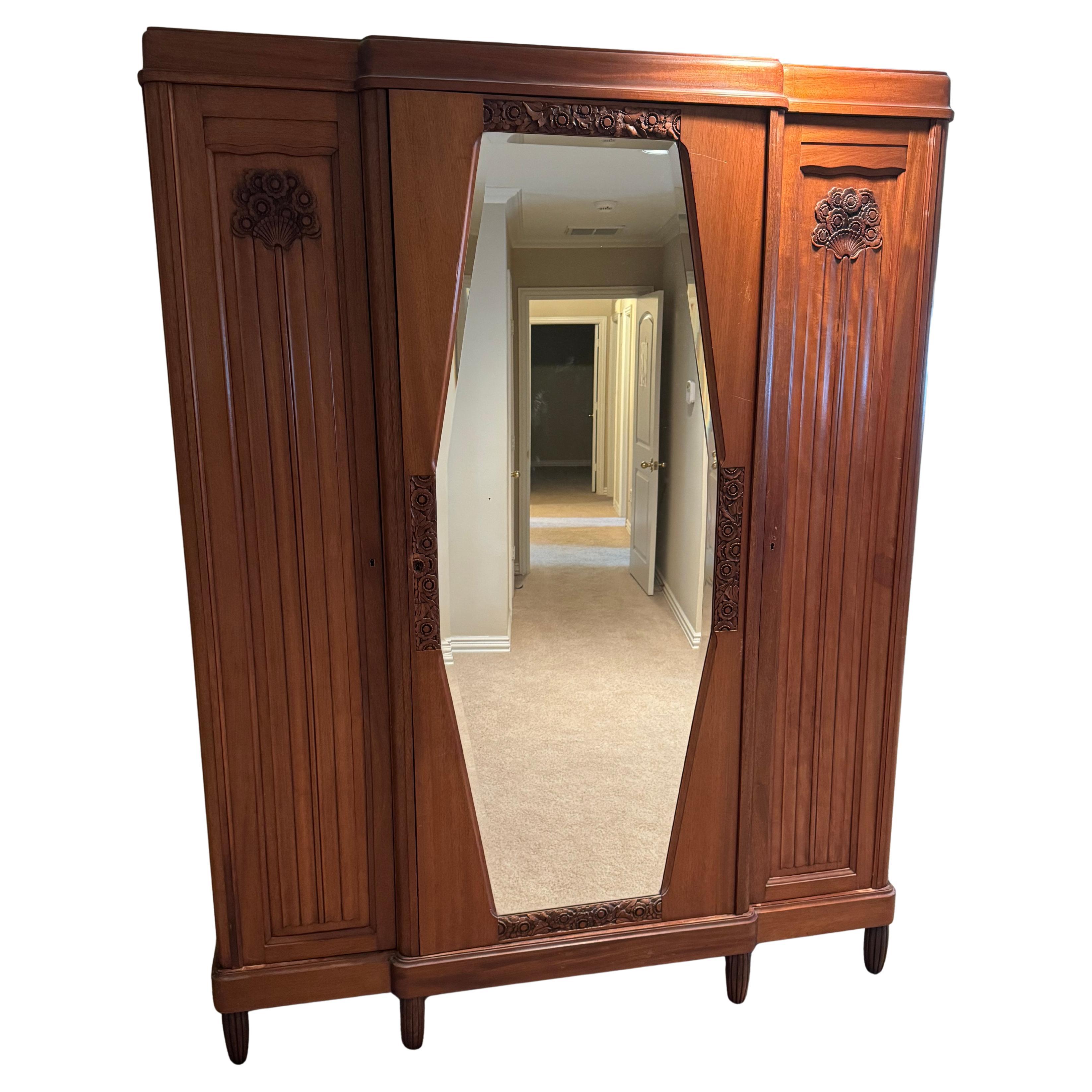 1940's Nussbaum Französisch Armoire mit abgeschrägten Spiegel