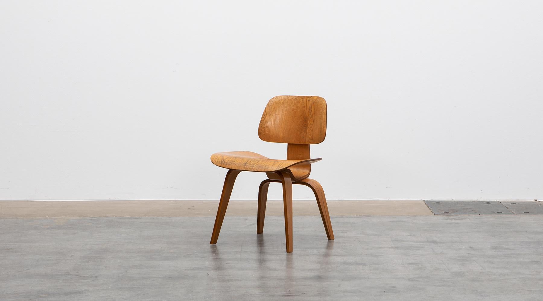 1940s Walnut Plywood DCW Chairs by Charles & Ray Eames, 4 4