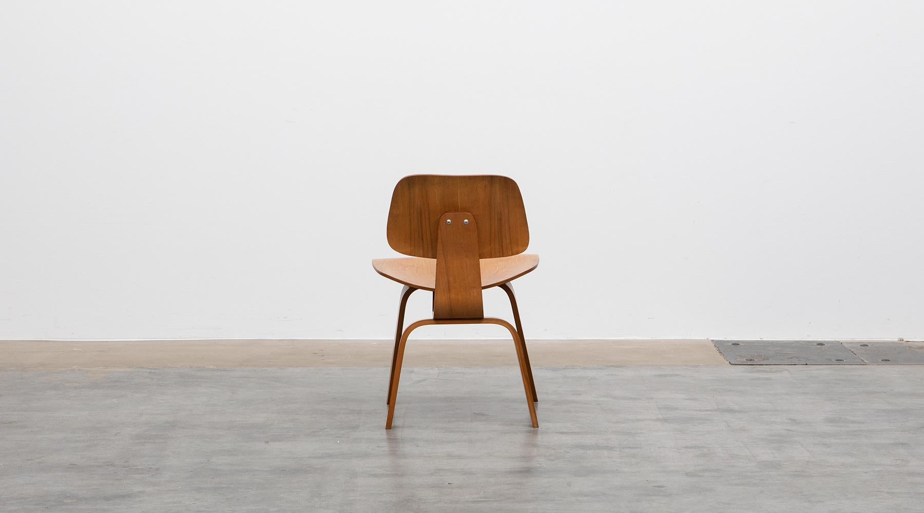 1940s Walnut Plywood DCW Chairs by Charles & Ray Eames, 4 9