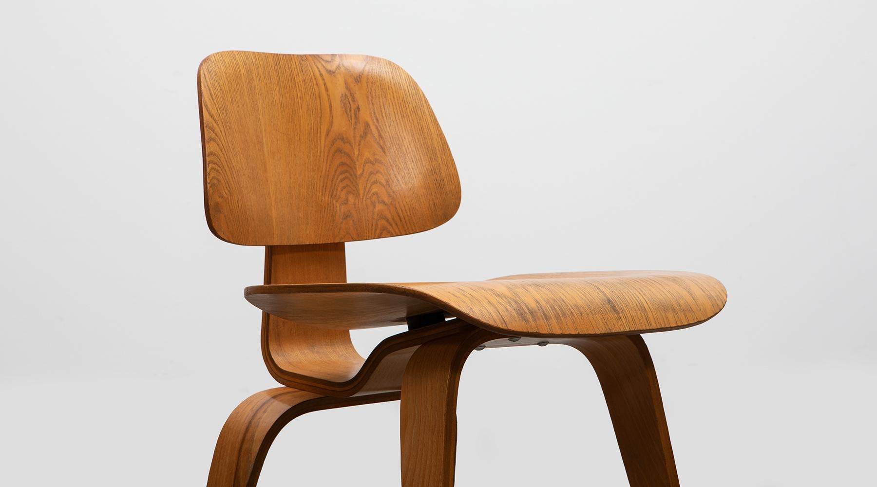 20th Century 1940s Walnut Plywood DCW Chairs by Charles & Ray Eames, 4