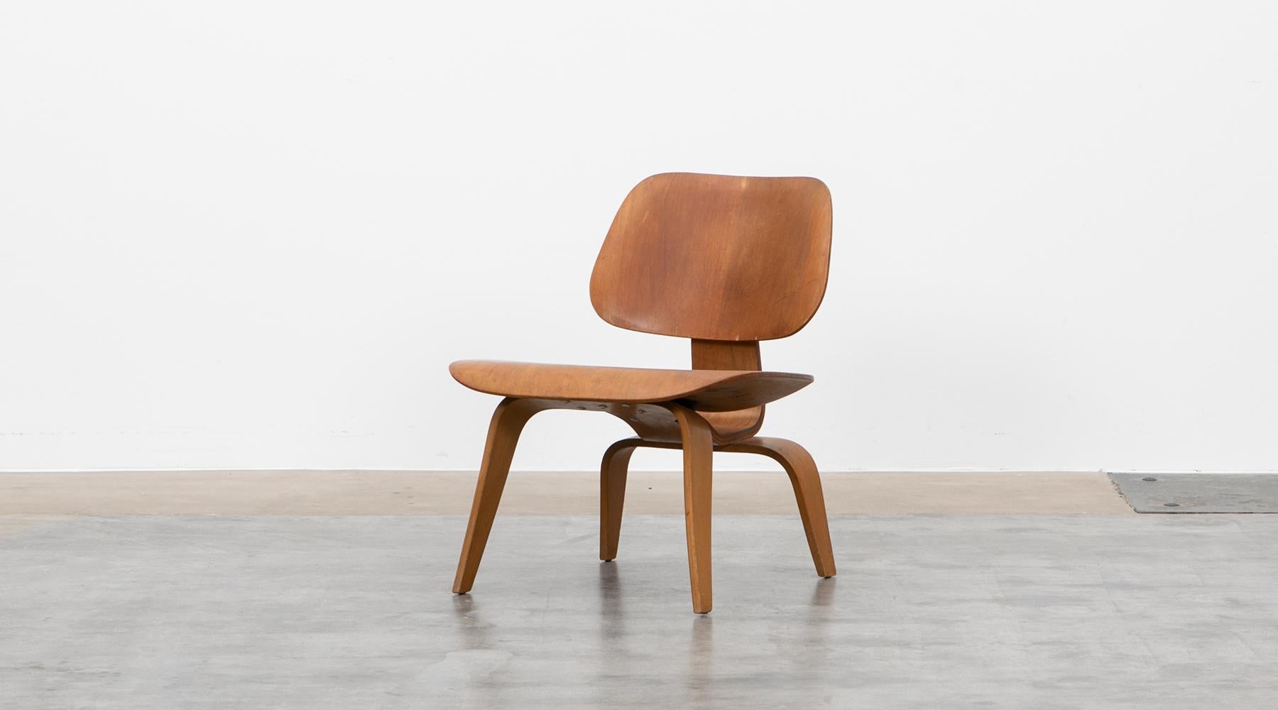 LCW chair, plywood in walnut, Charles & Ray Eames, USA, 1948.

Early example of a LCW chair by famous Charles & Ray Eames. The unusual organic shape of this object shows Charles & Ray Eames innovative use of lumber-core plywood. Manufactured by