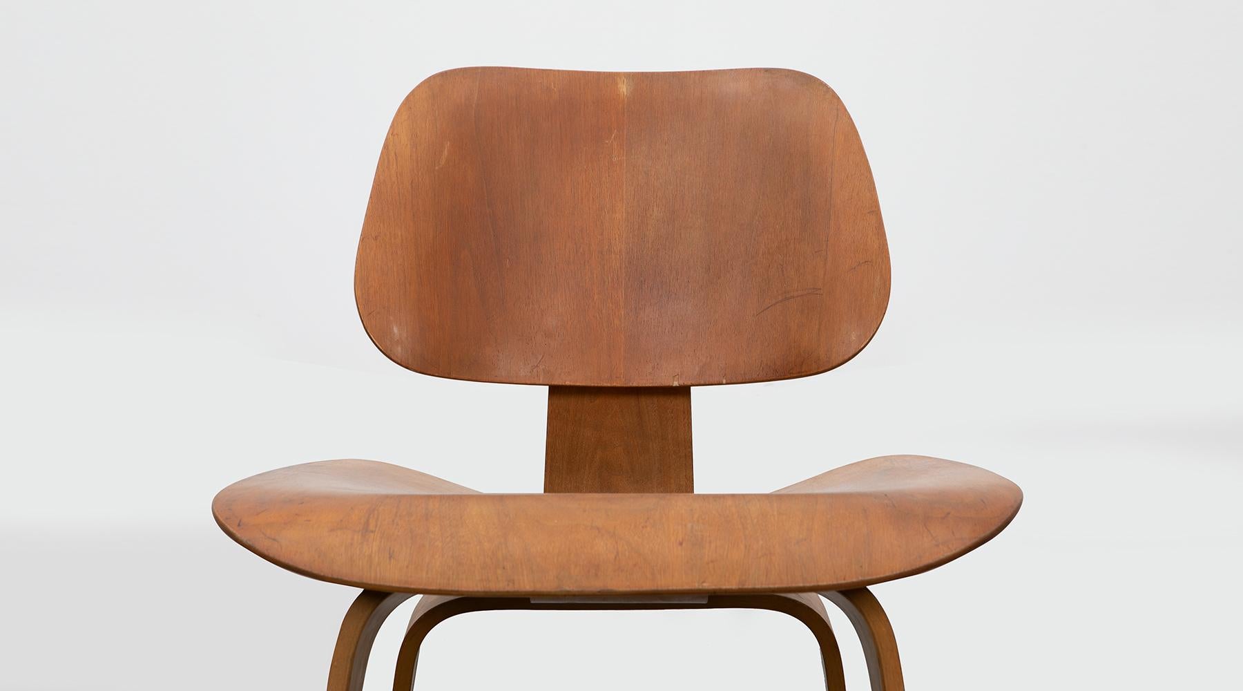 1940s Walnut Plywood LCW Chair by Charles & Ray Eames 'H' In Good Condition In Frankfurt, Hessen, DE
