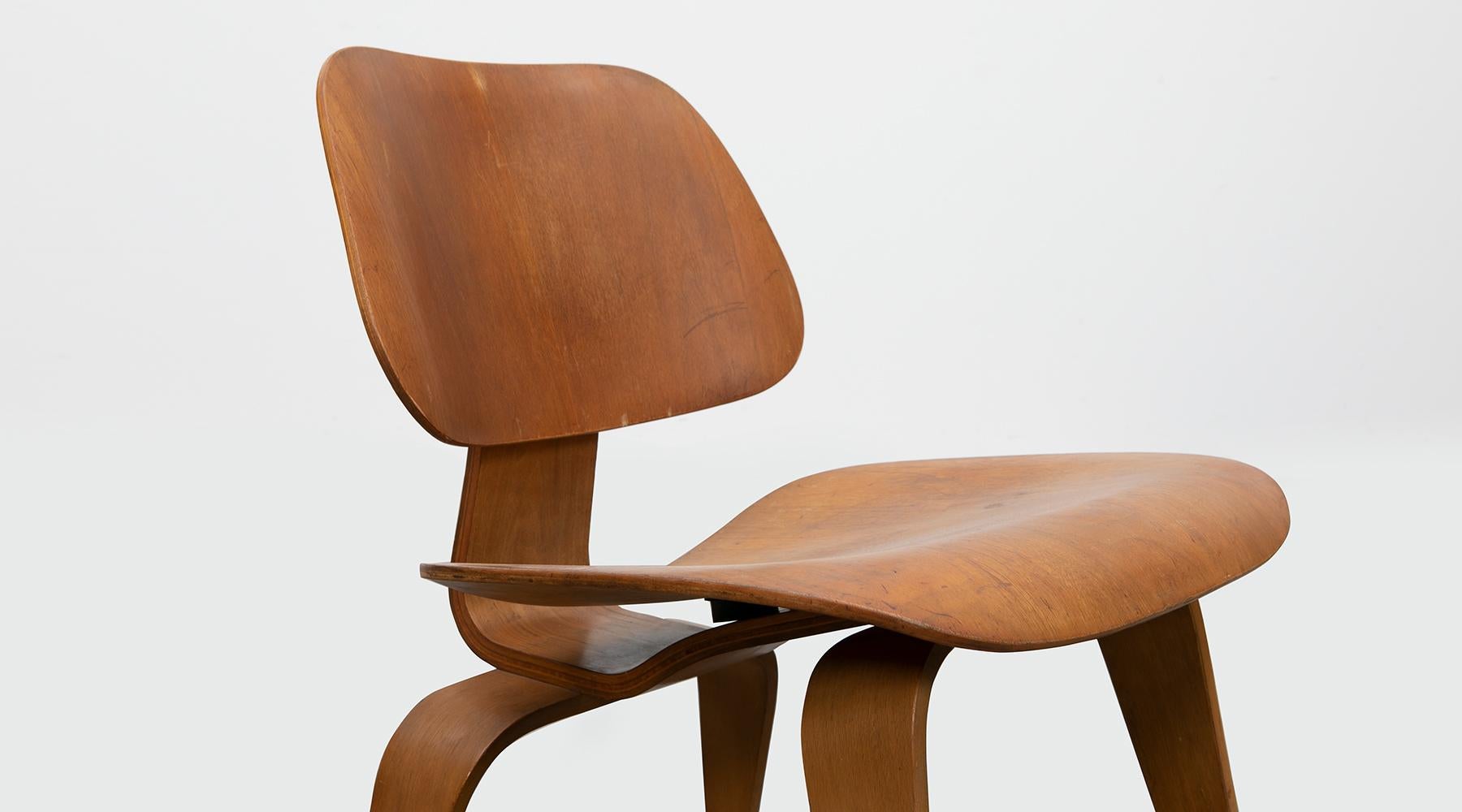 20th Century 1940s Walnut Plywood LCW Chair by Charles & Ray Eames 'H'