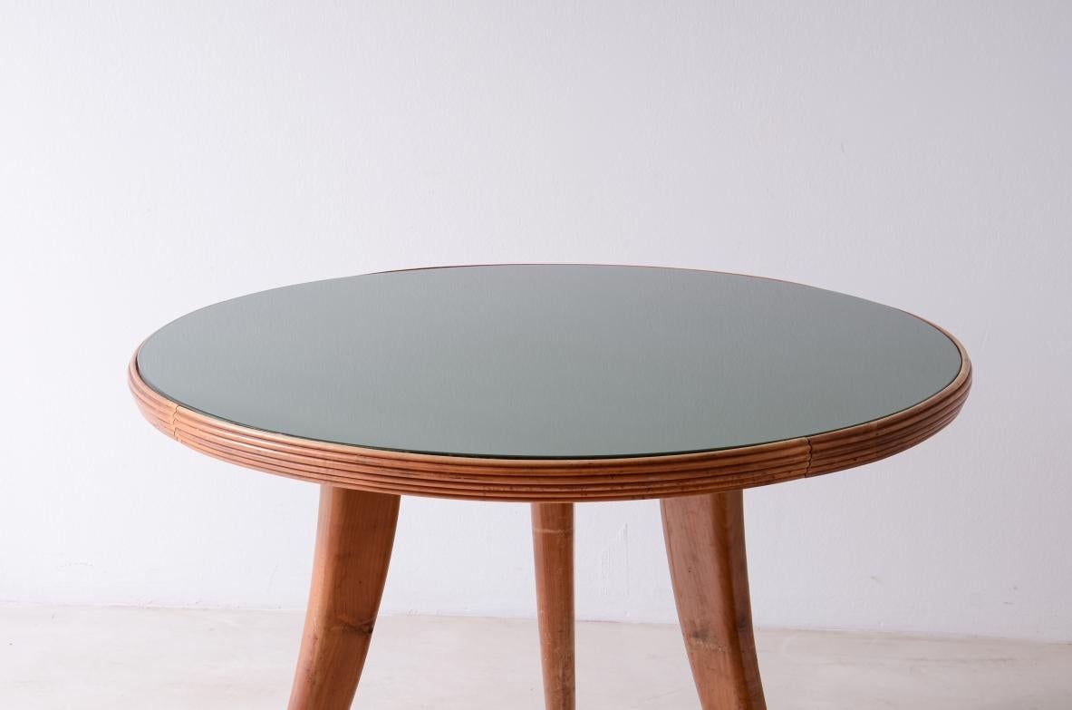 COD-2766
Elegante table en noyer avec pieds sabre, bandeau rayé et plateau en verre taillé.

Fabrication italienne des années 1940.