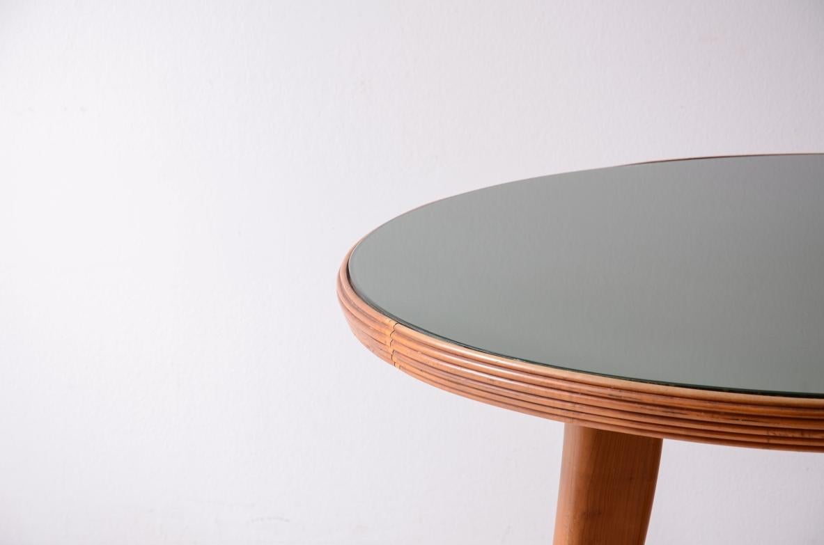 Mid-Century Modern Table des années 1940 en noyer avec pieds sabre, bandeau rayé et plateau en verre taillé. en vente