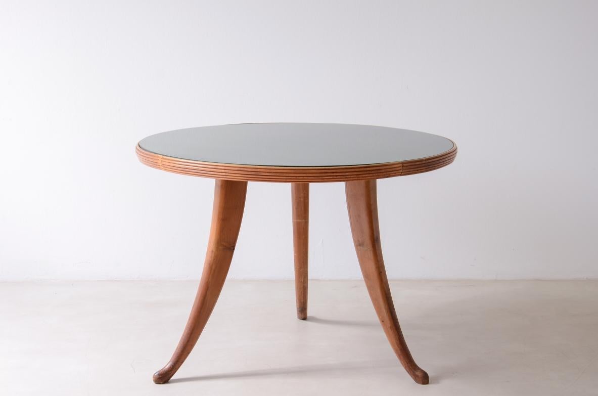 Table des années 1940 en noyer avec pieds sabre, bandeau rayé et plateau en verre taillé. Excellent état - En vente à Milano, IT
