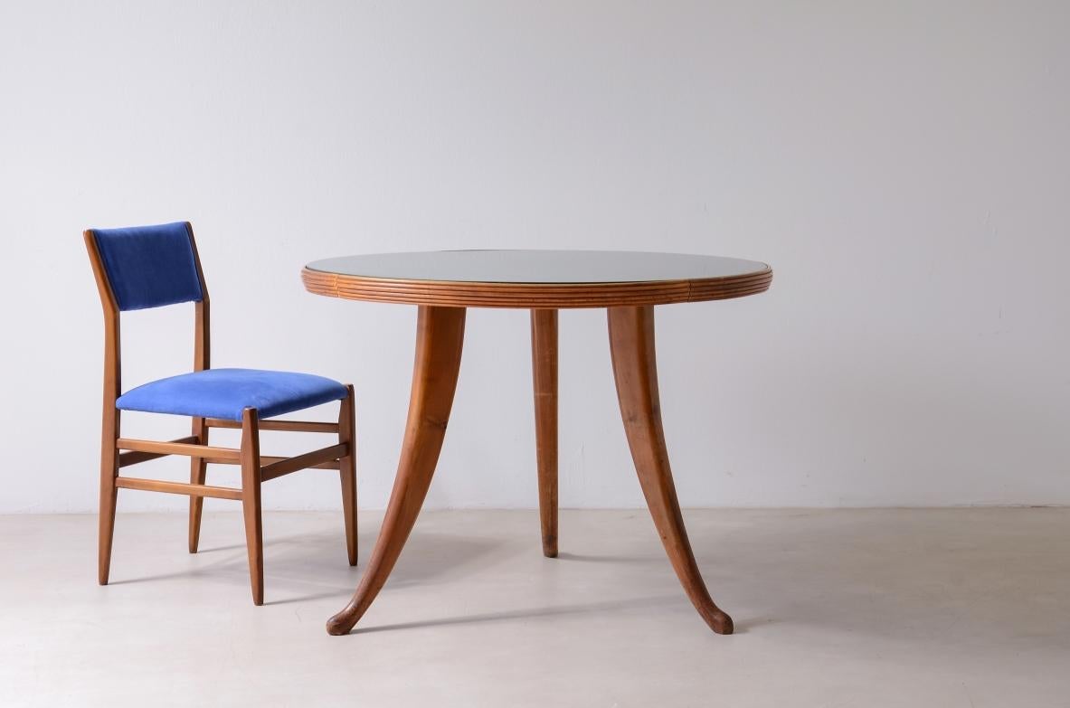 20ième siècle Table des années 1940 en noyer avec pieds sabre, bandeau rayé et plateau en verre taillé. en vente