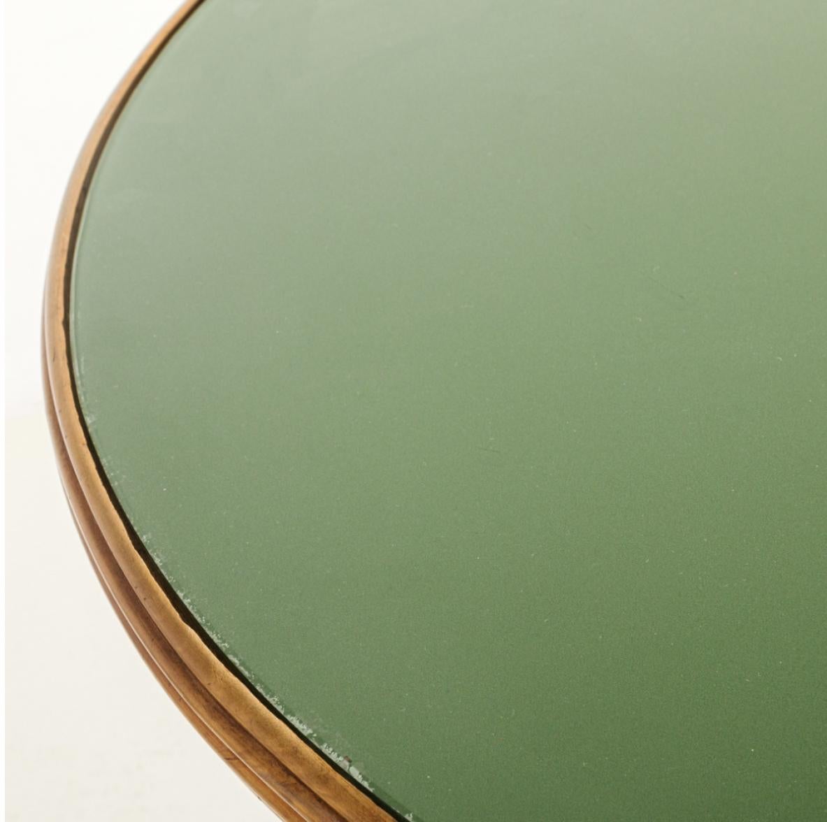 Verre Table des années 1940 en noyer avec pieds sabre, bandeau rayé et plateau en verre taillé. en vente