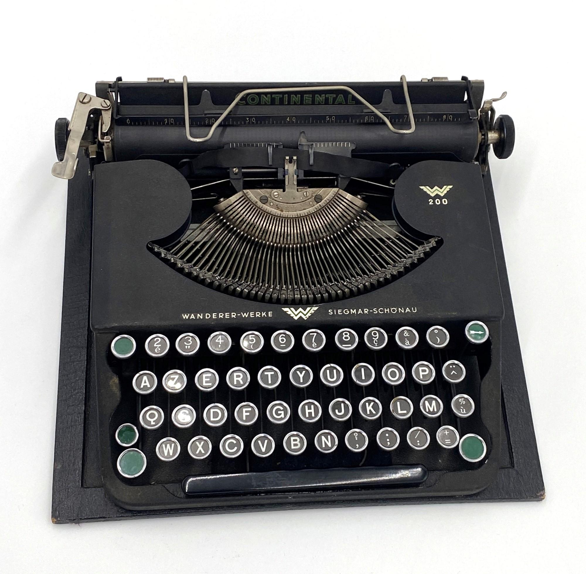 french typewriter keyboard