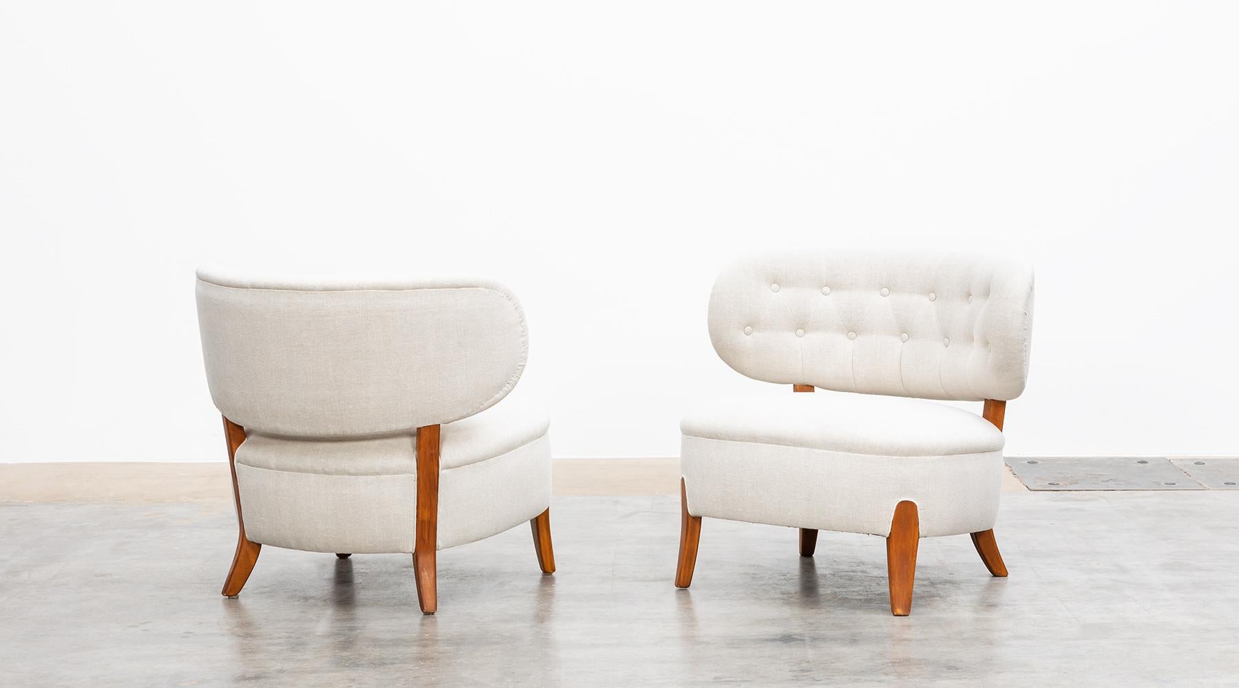Otto Schulz for Boet, lounge chairs in ash newly upholstered, Sweden, 1940.

This beautiful pair of lounge chairs designed by Otto Schulz comes with a curved back decorated with buttons. Seat and back are newly upholstered, the frame and legs are