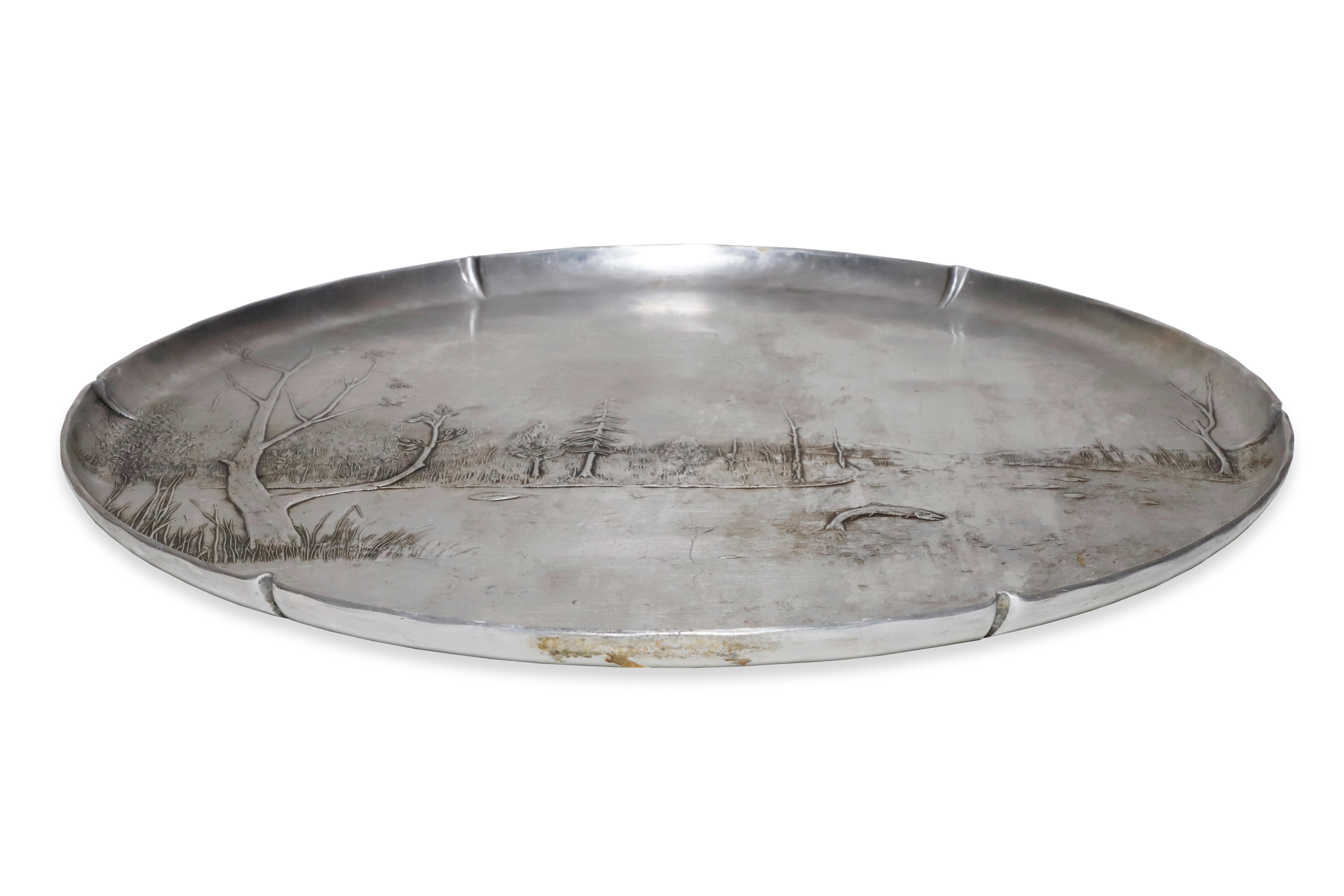 Schöner geschmiedeter Aluminiumteller mit einem See- und Baummotiv. Hergestellt in den 1940er Jahren von Wendell August Forge für Brockway glass. Dieses Stück wurde von Hand gefertigt und ist auf der Rückseite signiert.