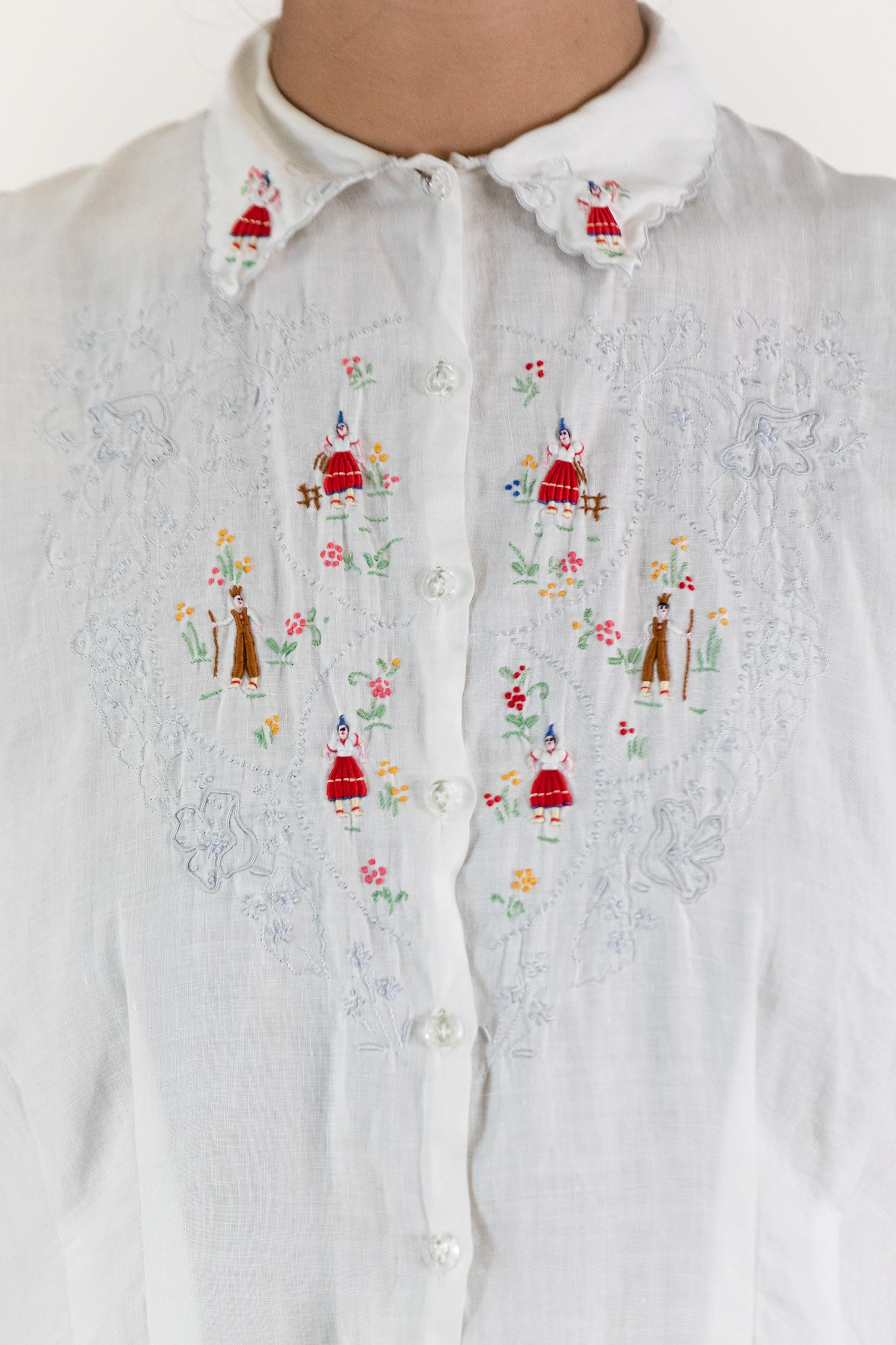 1940S White Button Up Blouse Hand Embroidered Detail For Sale 4