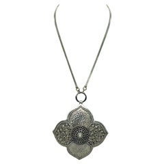 Collier à maillons remplis en or blanc des années 1940 avec grand pendentif en argent sterling