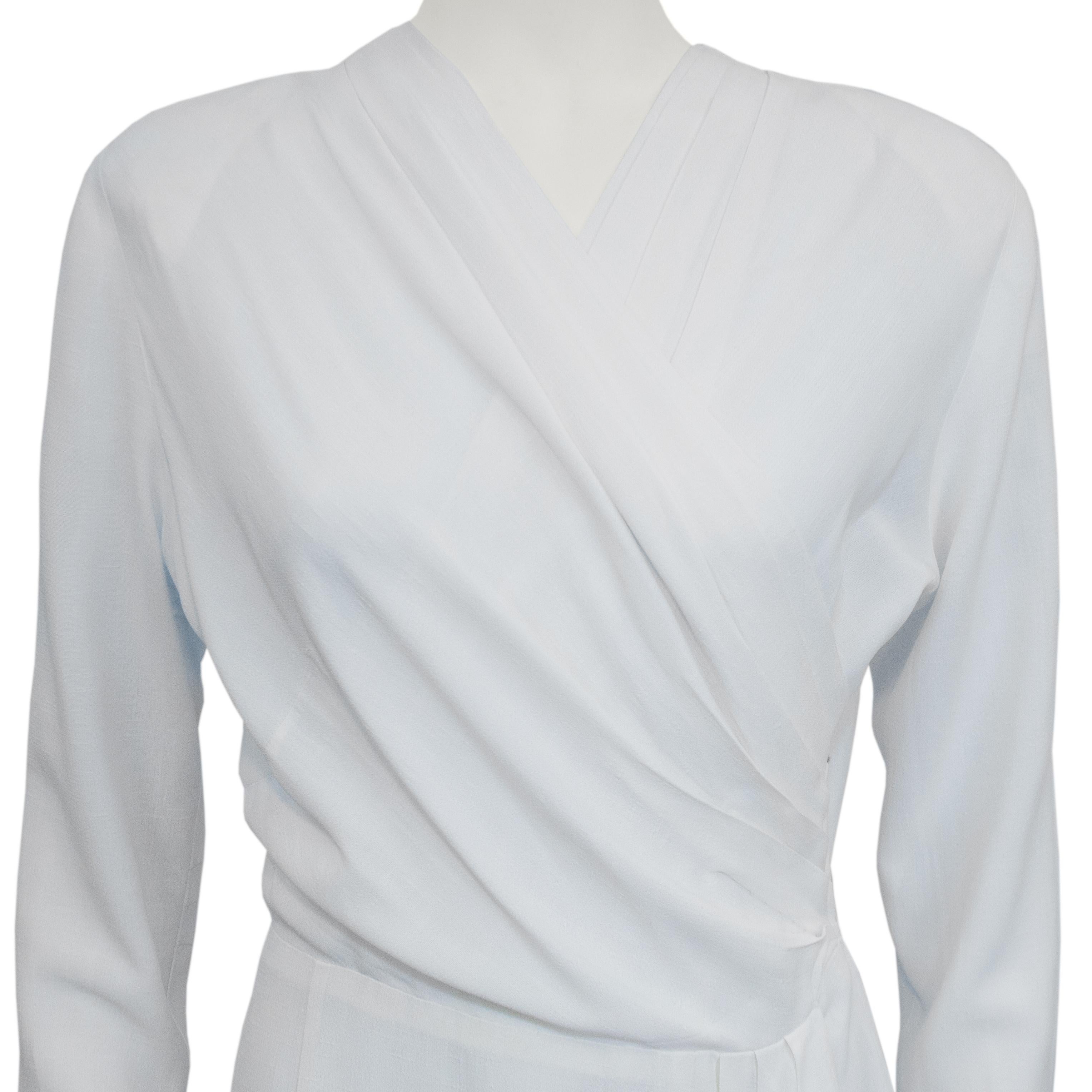 Robe drapée en crêpe de rayonne blanc des années 1940 de style Hollywood ancien Bon état - En vente à Toronto, Ontario