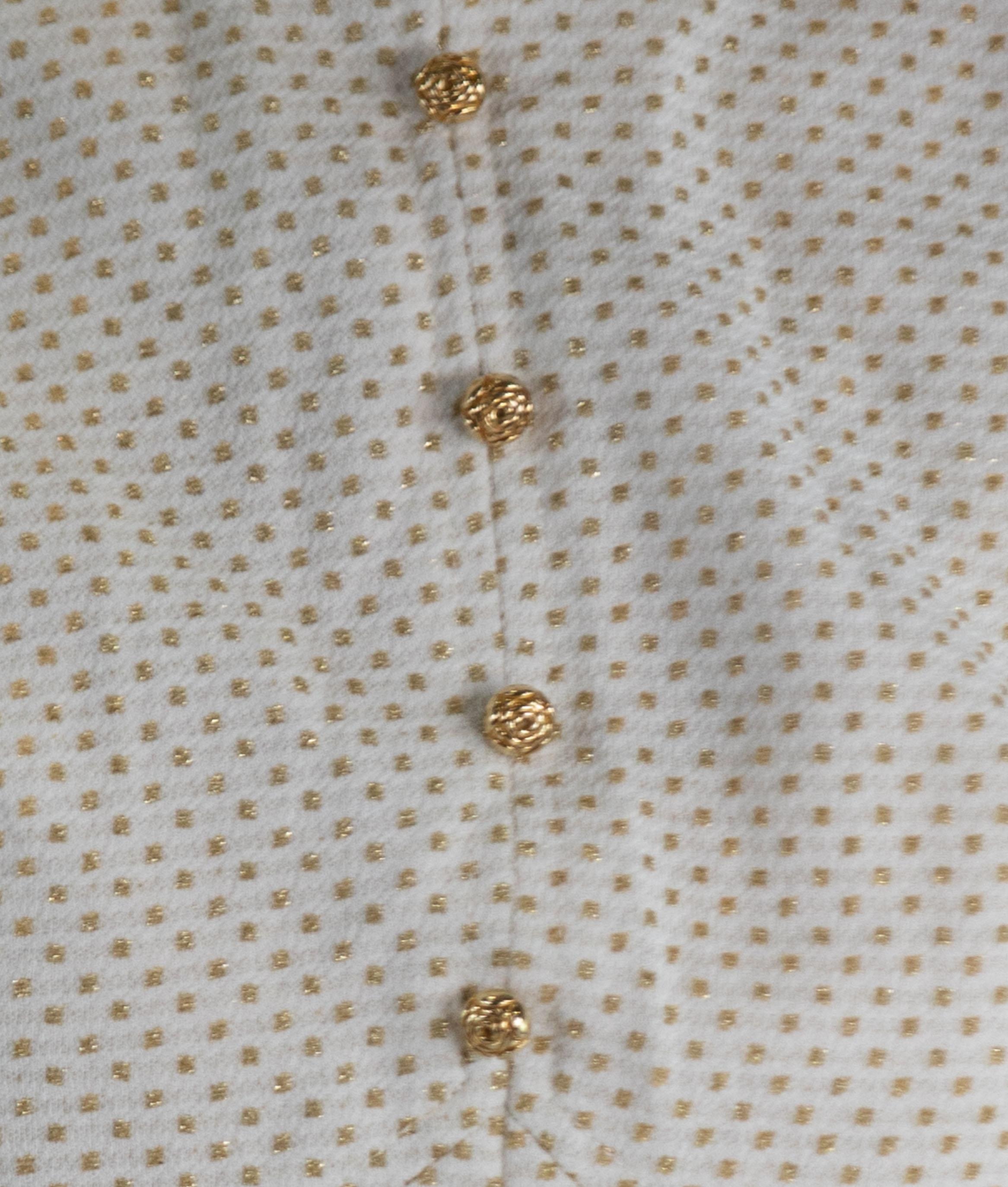 1940S Combinaison en rayonne blanche à pois dorés avec boutons roses en vente 8