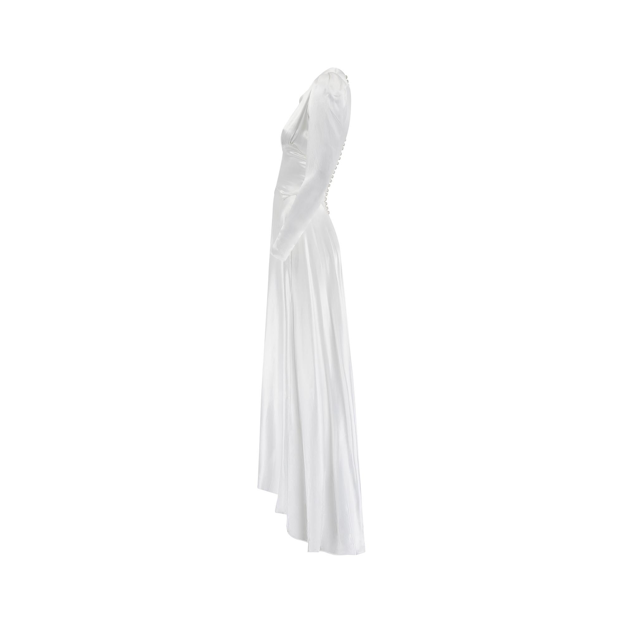 1940s White Satin Wedding Dress with Train In Good Condition For Sale In London, GB