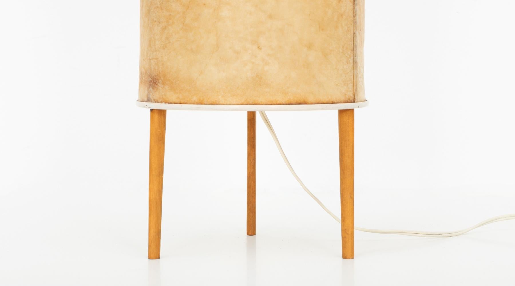 Mid-20th Century 1940s White Sculptural Table Lamp by Isamu Noguchi (b)