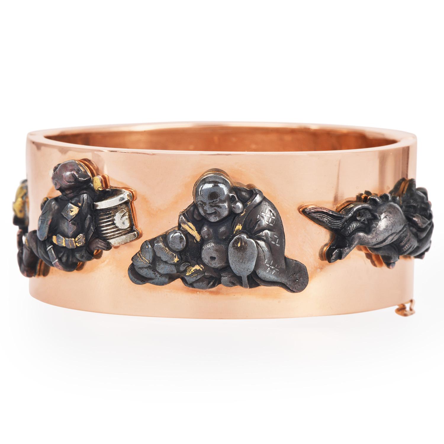 Diese wunderbare Außergewöhnlich gut gemacht 1940 Vintage 18k Gelbgold Retro Zeitraum handgefertigte Armreif Armband ist mit sechs handgefertigten 18k Gold chinesischen Figuren montiert.

Maße: 7 Zoll x 27mm

Zustand: Ausgezeichnet