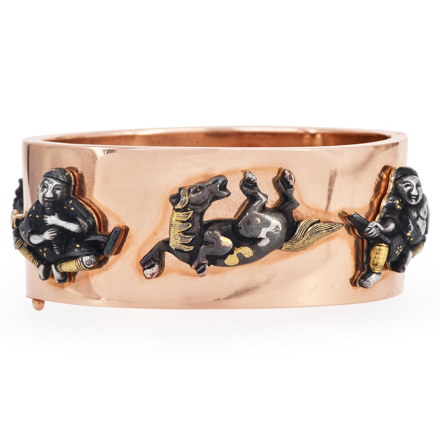 1940's Wide Gold Armreif mit chinesischen Gold Figurine Charms Armband für Damen oder Herren im Angebot