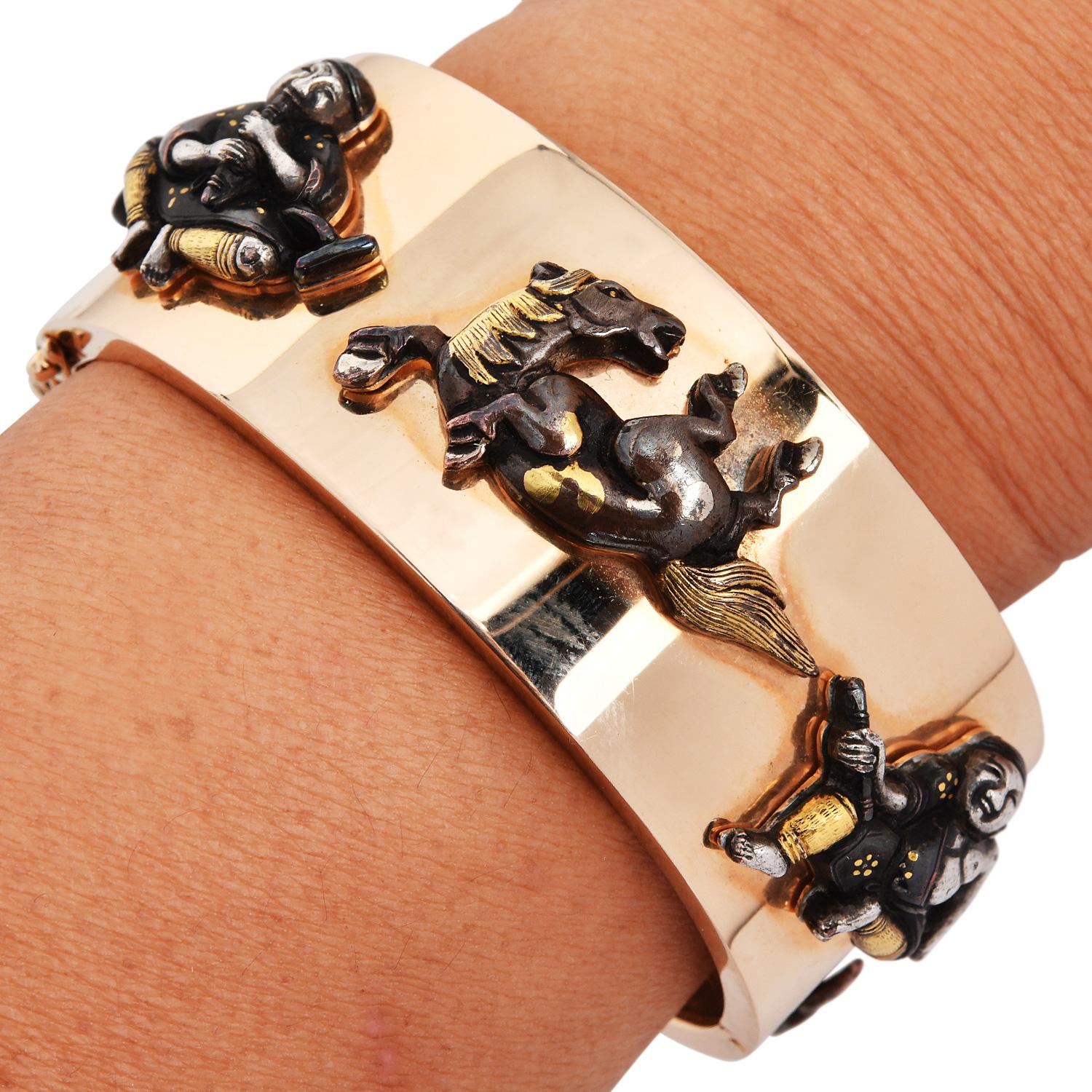 1940's Wide Gold Armreif mit chinesischen Gold Figurine Charms Armband im Angebot 1
