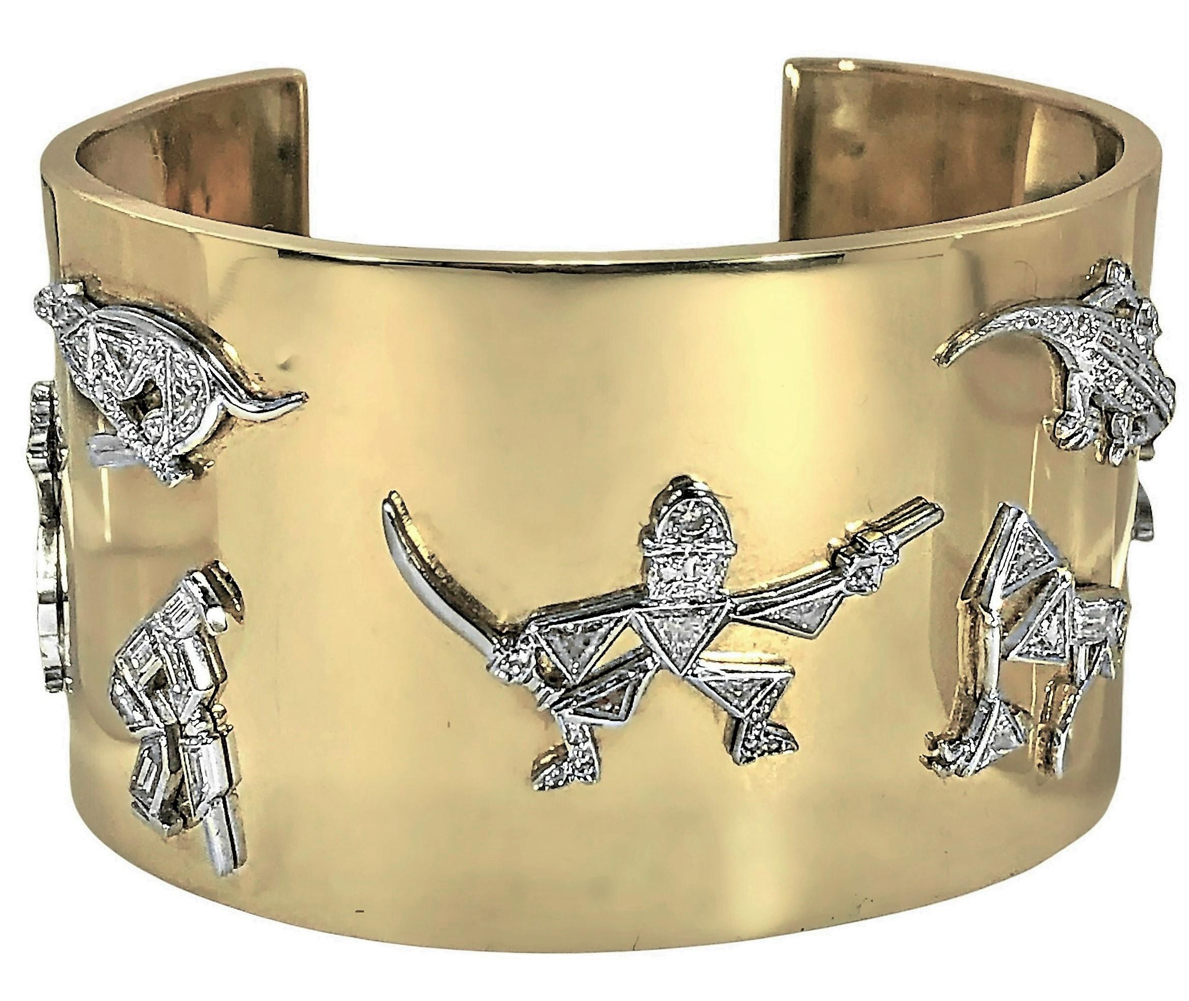 Diese wunderbare Manschette aus 14 Karat Gelbgold im Retro-Stil ist mit zehn handgefertigten Art-Déco-Anhängern aus Platin und Diamanten bestückt, die alle etwas Persönliches und Besonderes für den Herrn darstellen, der sie im März 1940 als Geschenk