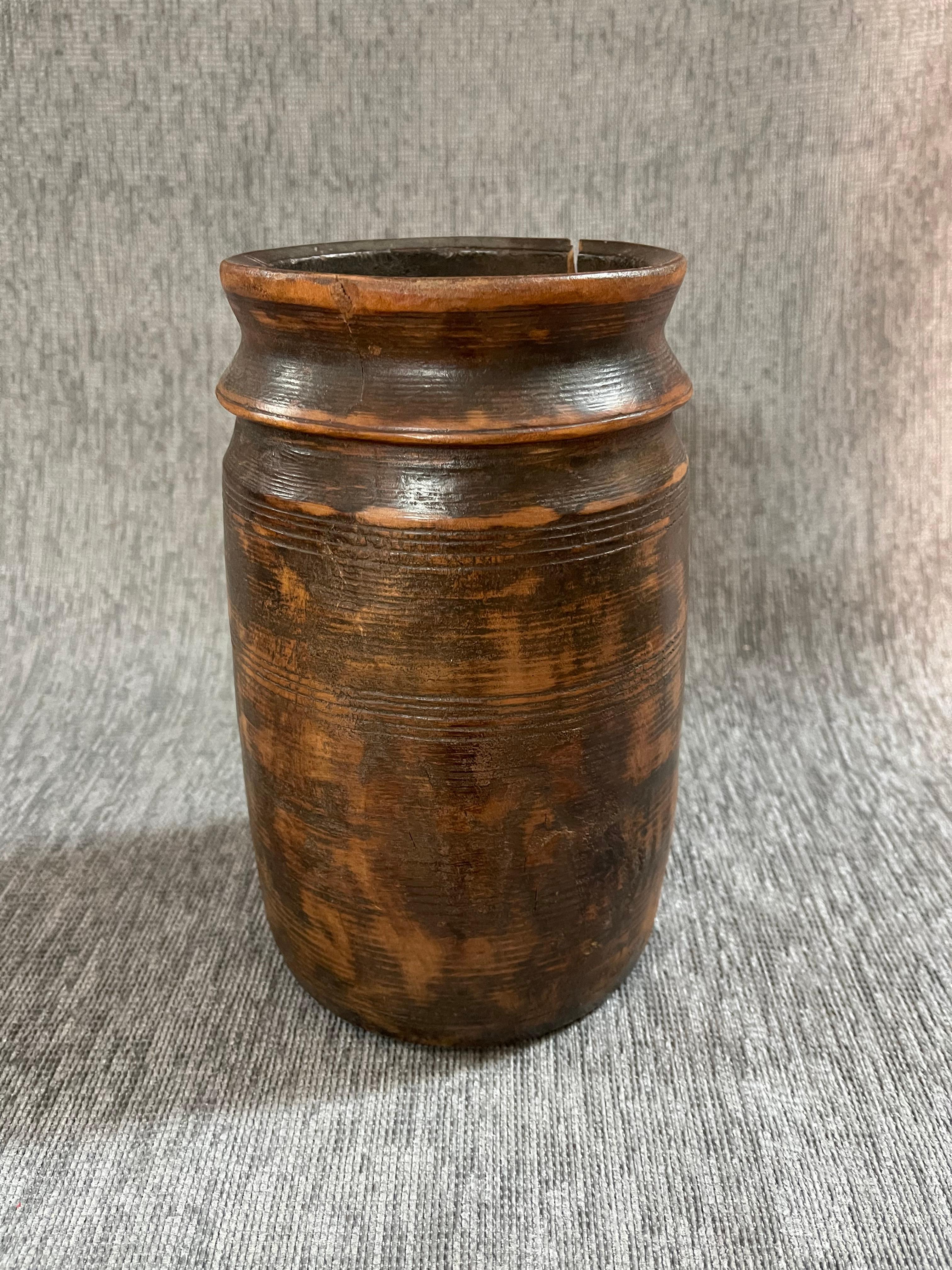 1920s  Pot himachal

Ce vase en bois apparemment simple est un objet design d'une beauté et d'une élégance infinies qui peut être placé aussi bien dans un cadre antique que moderne ou contemporain.
Il s'agit d'objets indiens provenant de la région