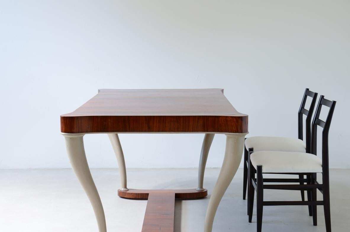 COD-Z71
Mesa de nogal veteado con patas en forma de colmillo de elefante de madera lacada.

Fabricación italiana ca. 1930.