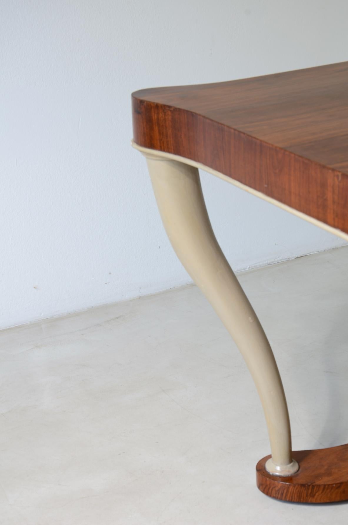 Mesa de madera de los años 40 con forma de colmillo de elefante Italiano en venta
