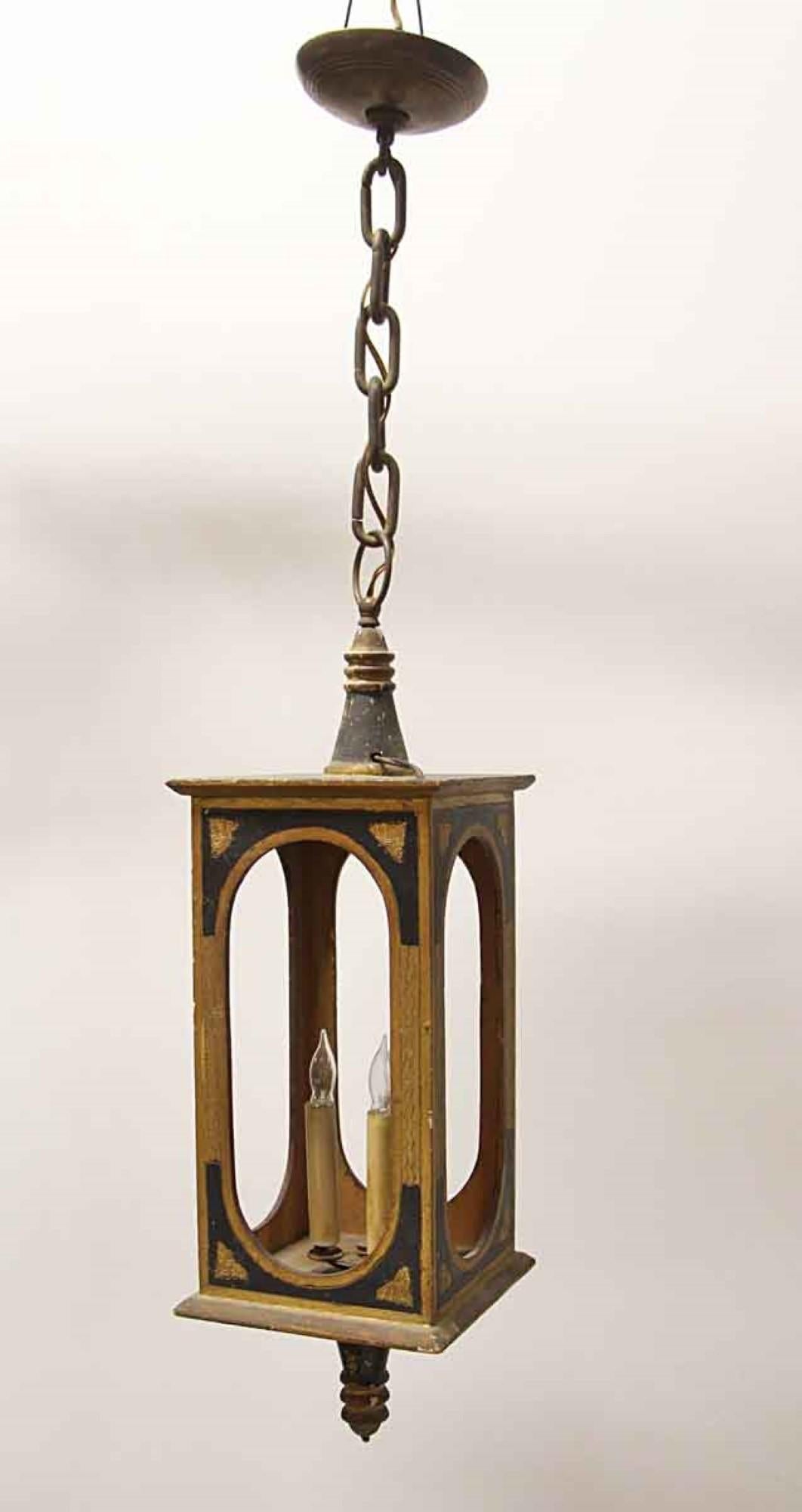 lanterne suspendue en bois des années 1940 avec des détails dorés et sculptés en noir. Utilise 3 ampoules candélabres. Le corps de la lanterne de style victorien a un cadre ouvert qui ne comporte pas de verre. Cet article peut être vu dans notre