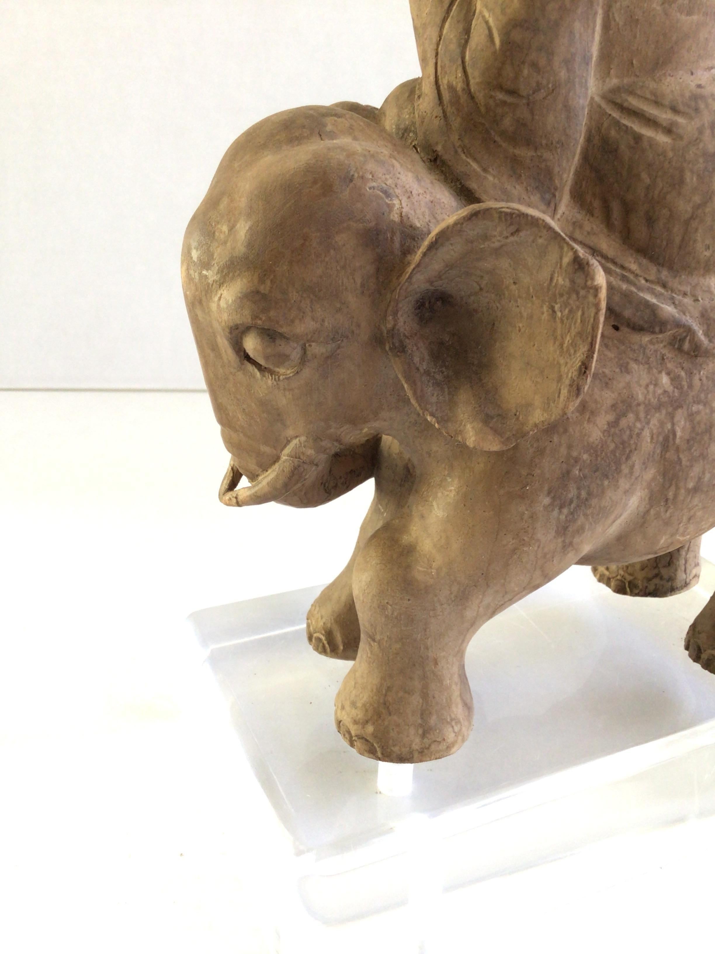 Scultura in legno del 1940 raffigurante un mercante su un elefante montata su una base in lucite in vendita 5
