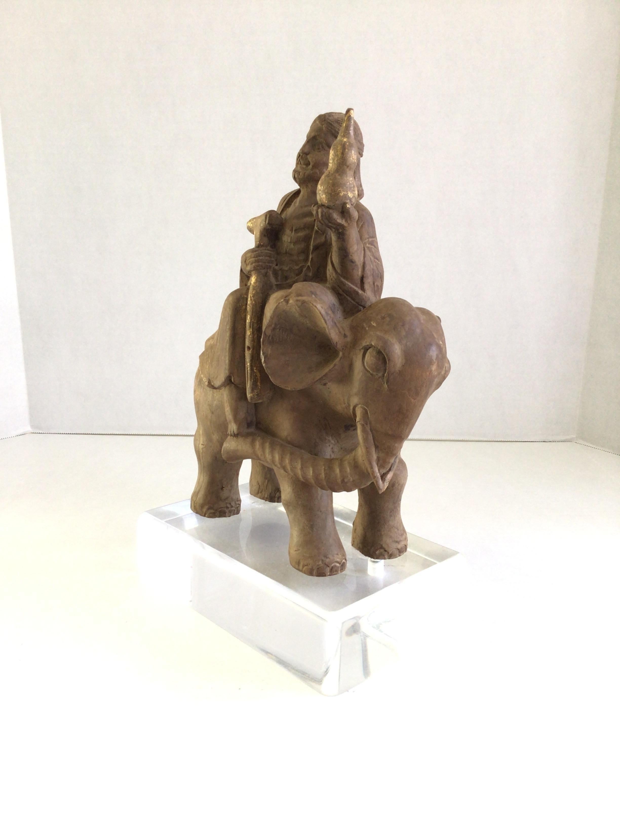 Intagliato Scultura in legno del 1940 raffigurante un mercante su un elefante montata su una base in lucite in vendita