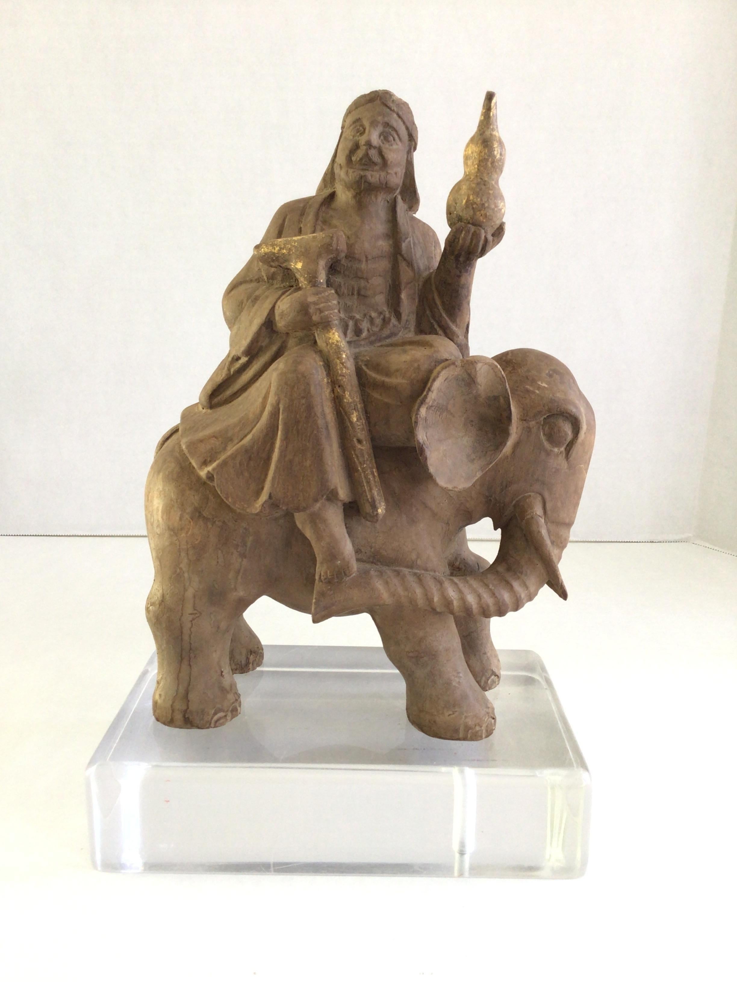 Scultura in legno del 1940 raffigurante un mercante su un elefante montata su una base in lucite In condizioni buone in vendita a Tarrytown, NY