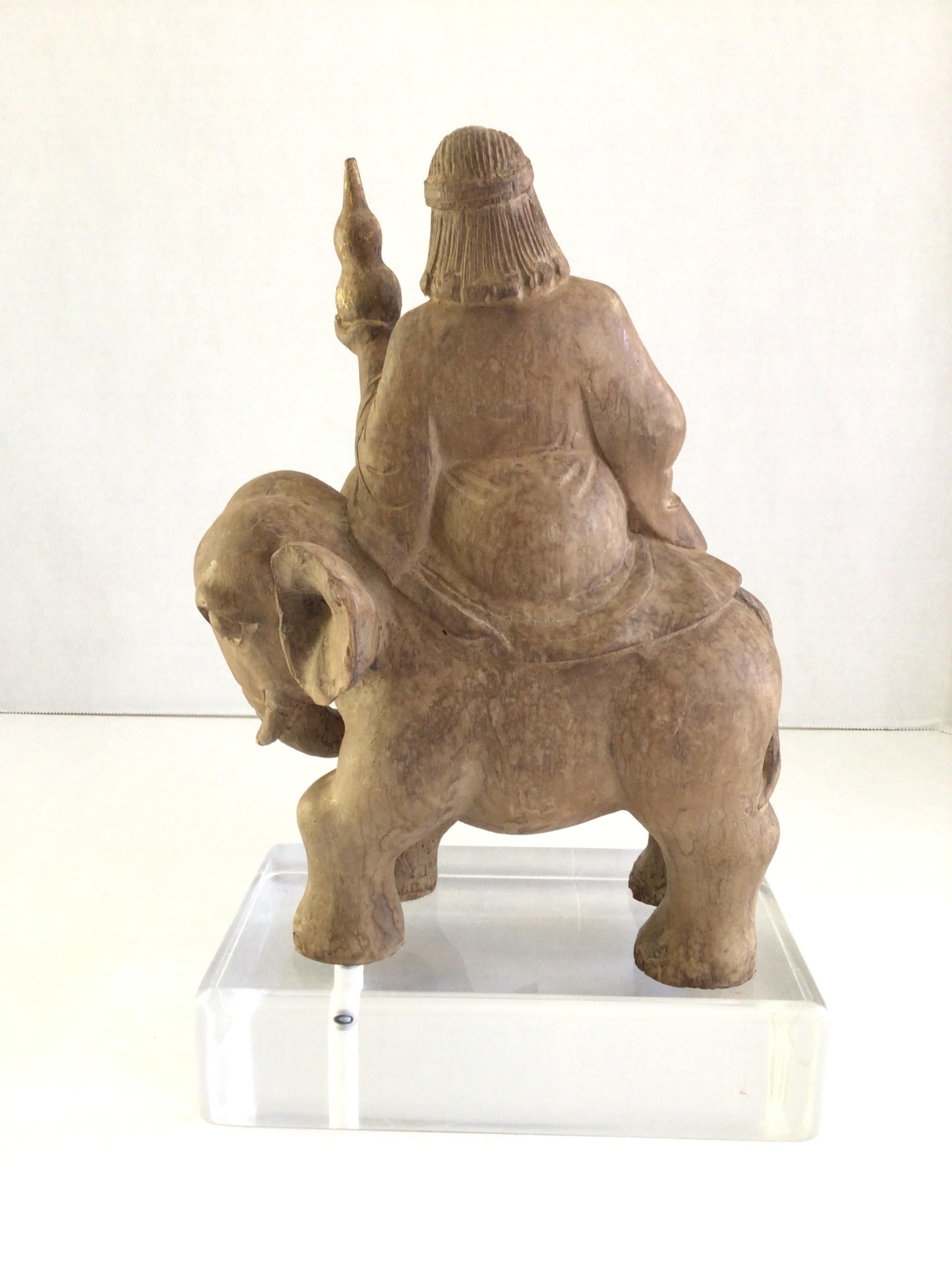 Metà XX secolo Scultura in legno del 1940 raffigurante un mercante su un elefante montata su una base in lucite in vendita