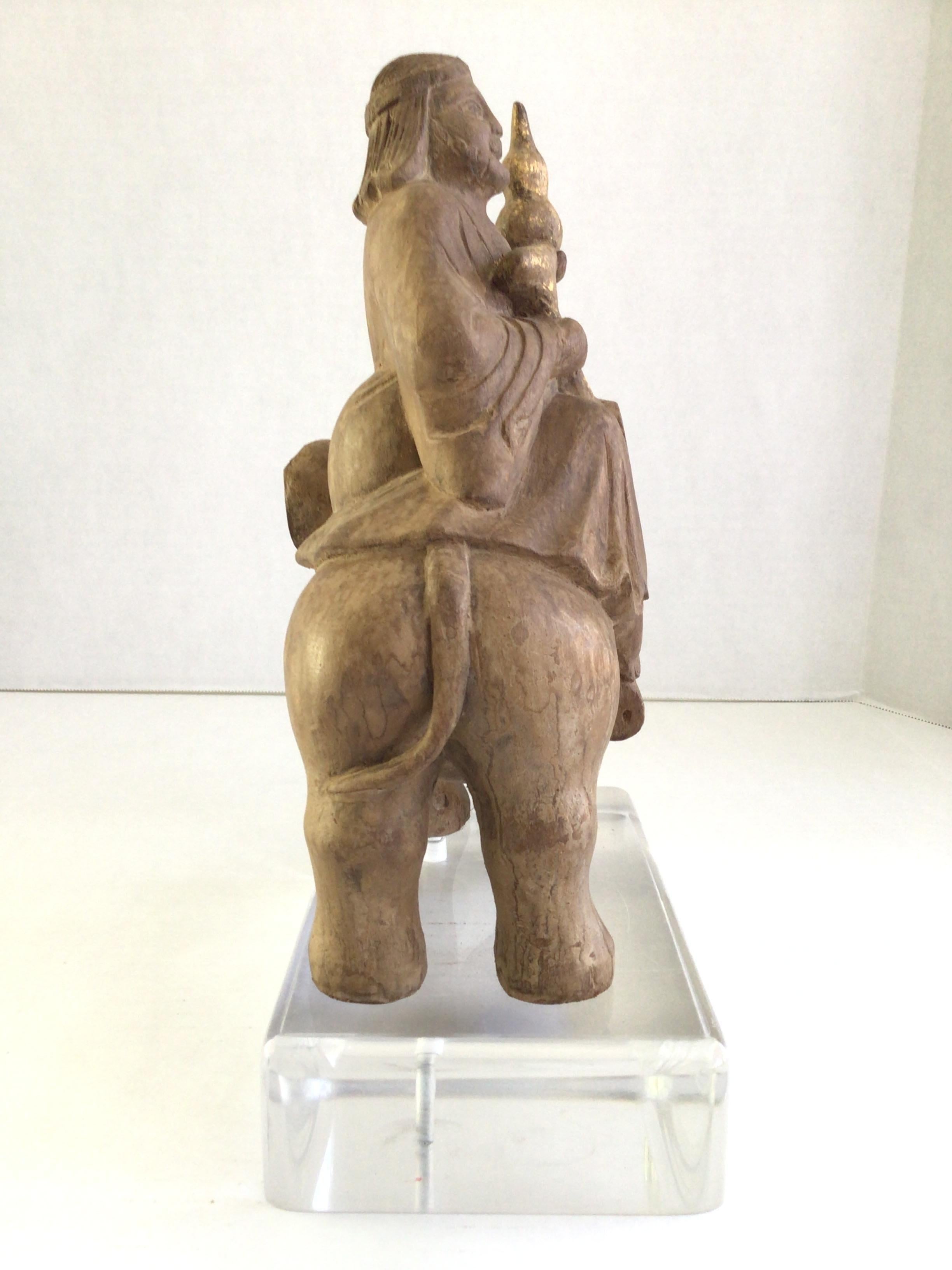 Lucite Scultura in legno del 1940 raffigurante un mercante su un elefante montata su una base in lucite in vendita
