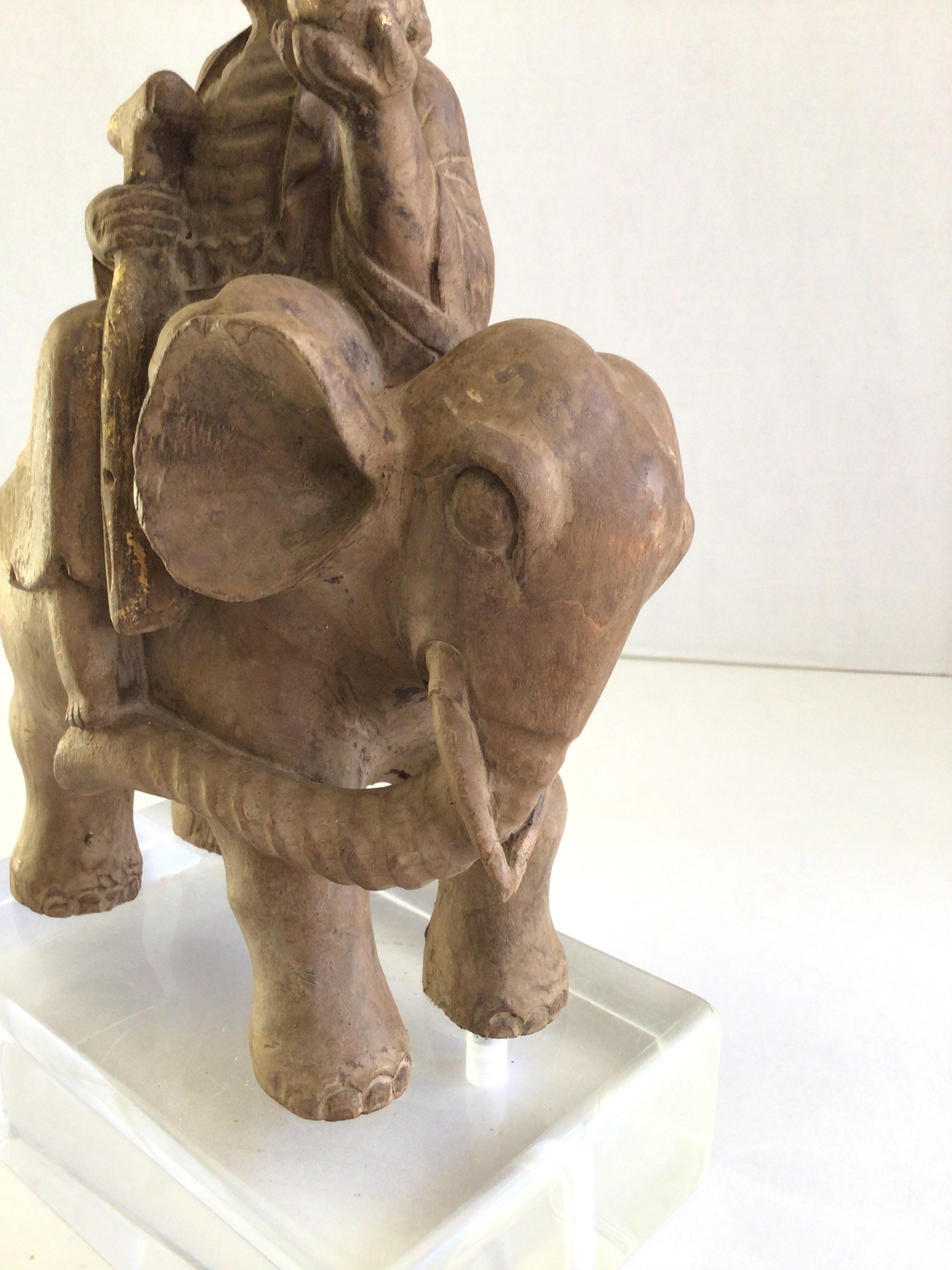Scultura in legno del 1940 raffigurante un mercante su un elefante montata su una base in lucite in vendita 2