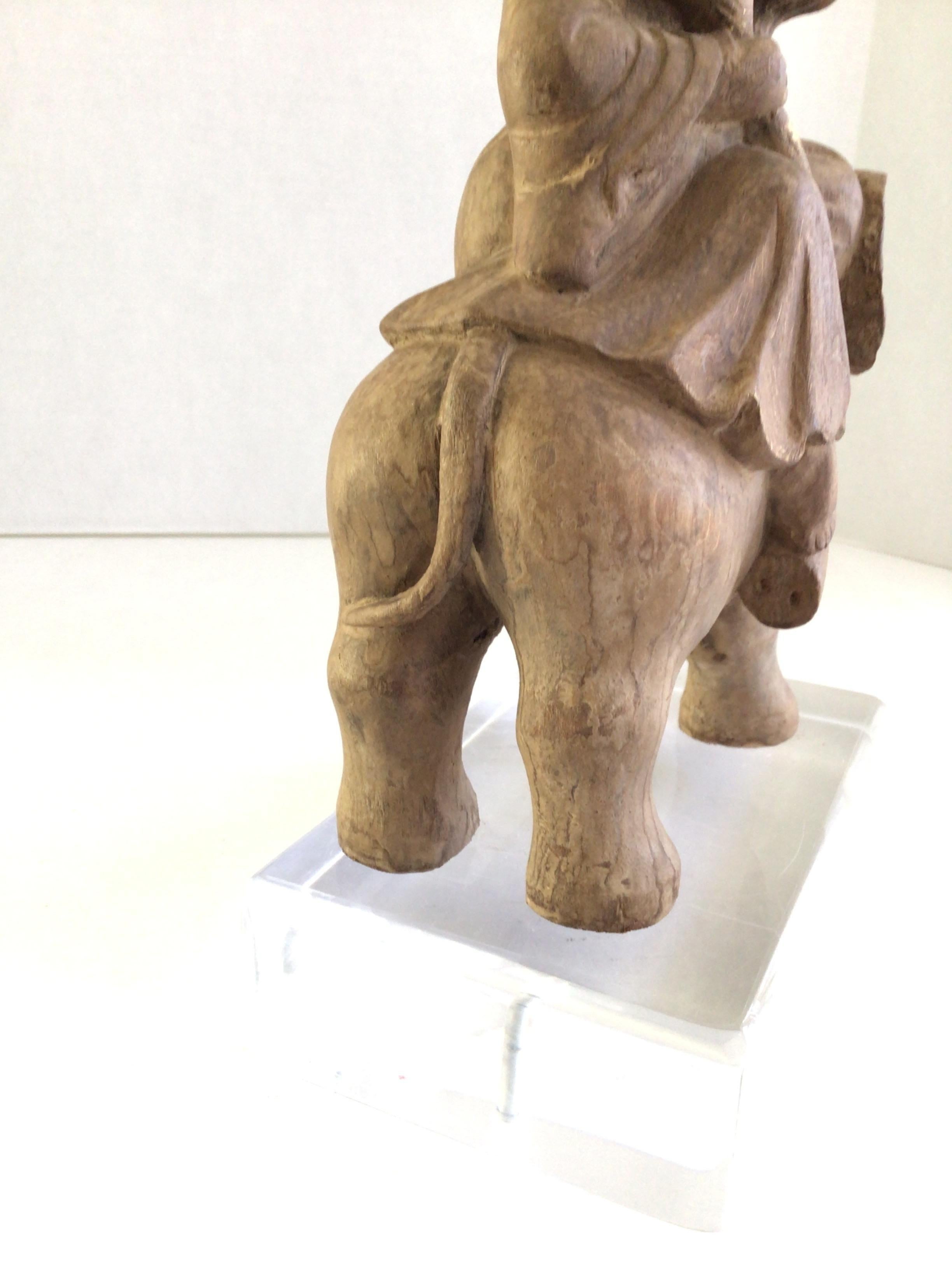 Scultura in legno del 1940 raffigurante un mercante su un elefante montata su una base in lucite in vendita 3