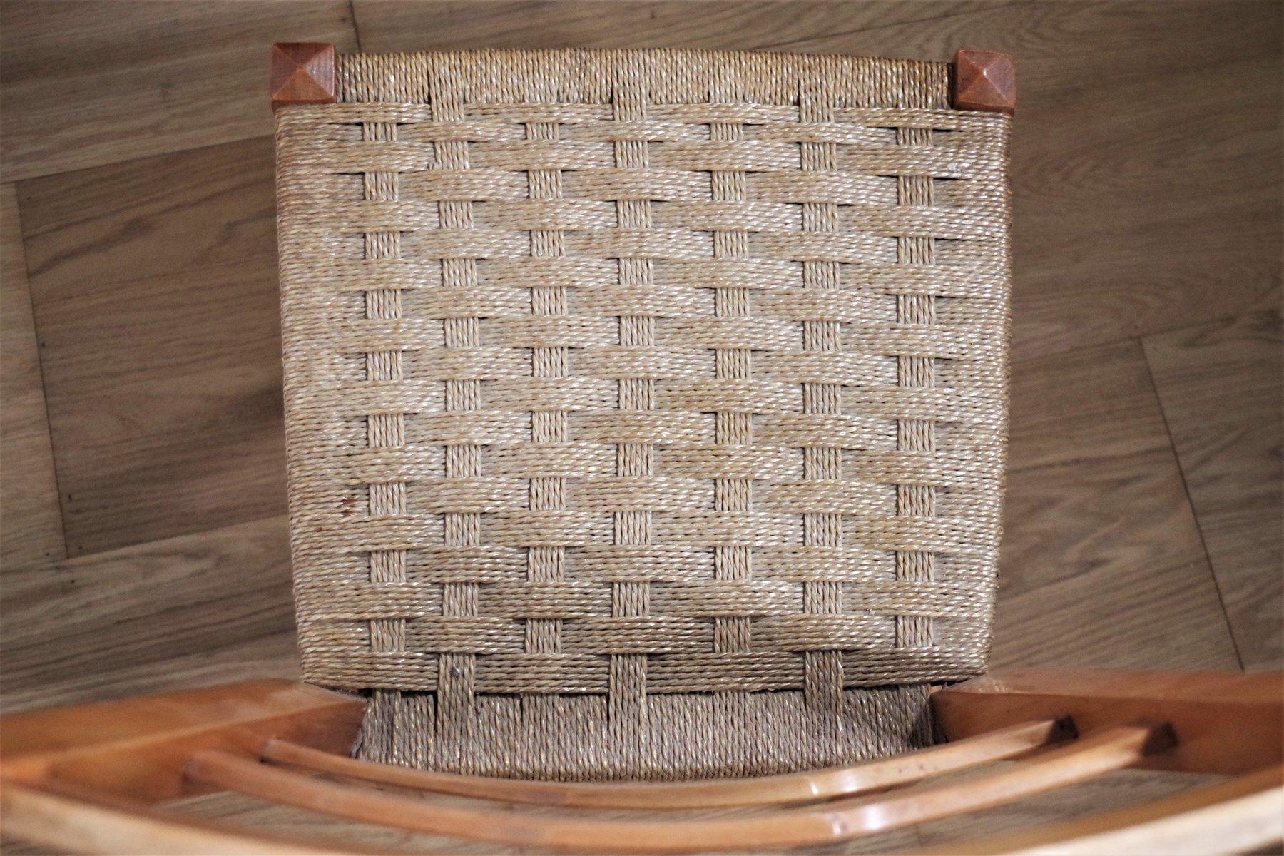 esszimmergarnitur aus Holz aus den 1940er Jahren - Tisch, Stühle und Anrichten (9er-Set)
Dieses exquisite Esstischset aus den 1940er Jahren, das aus einer raffinierten Auswahl von Buche, Ahorn, Palisander, Messing und Glas gefertigt wurde,