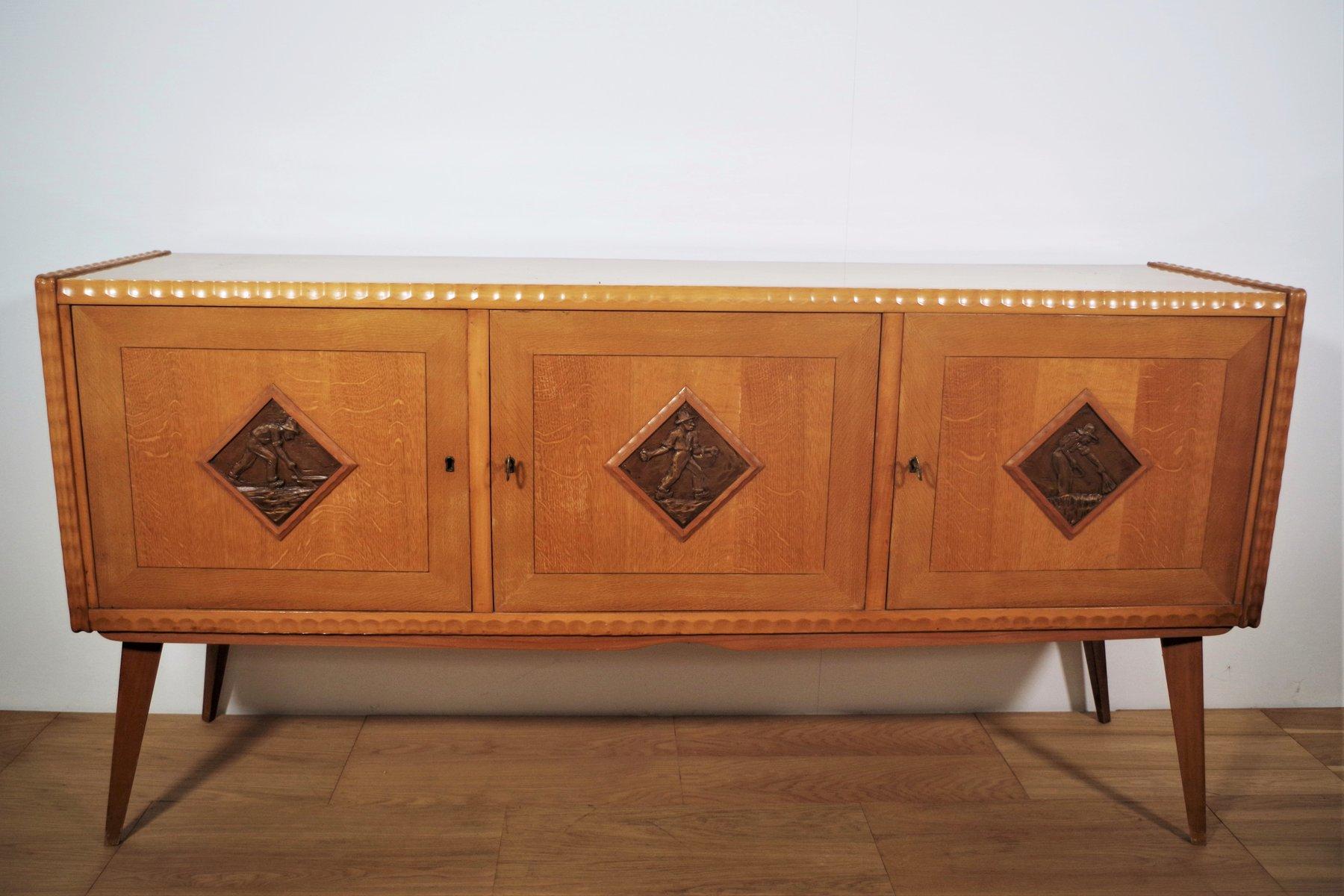 esszimmergarnitur aus Holz aus den 1940er Jahren - Tisch, Stühle und Anrichten (9er-Set) (Messing) im Angebot