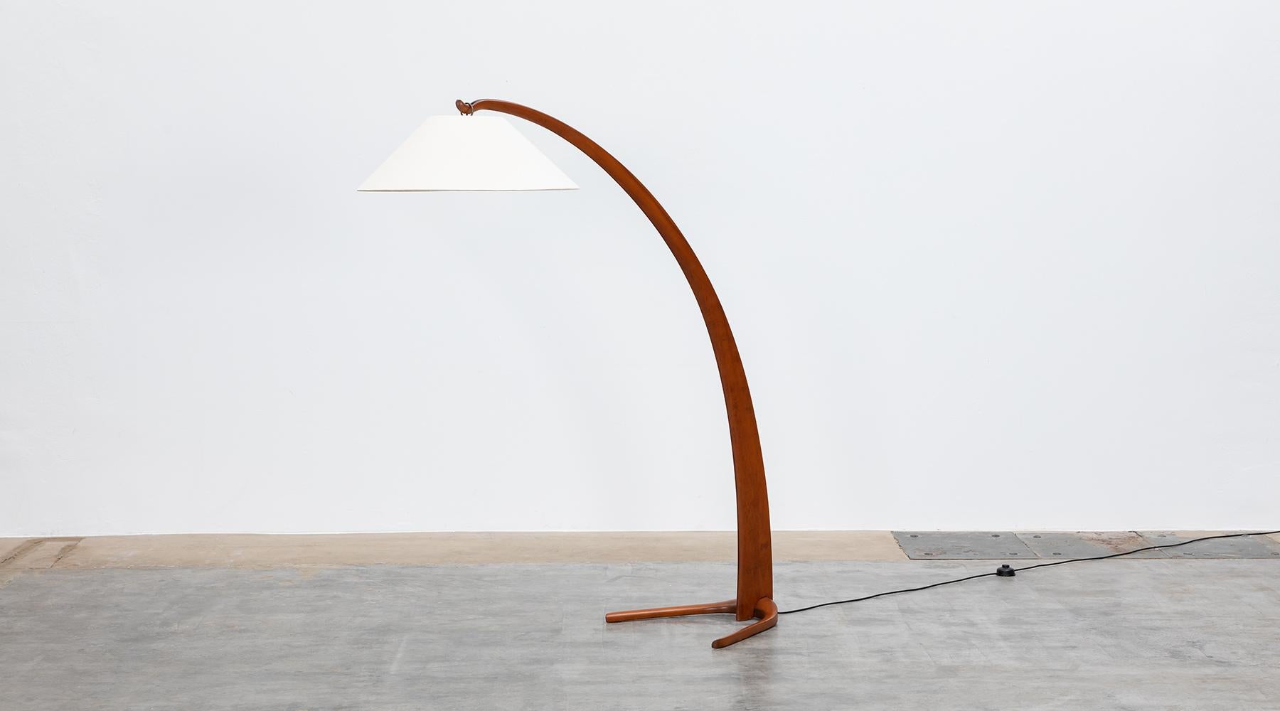 Mid-Century Modern 1940s Wooden Stem and Bright Shade Floor Lamp in Italian Style For Sale