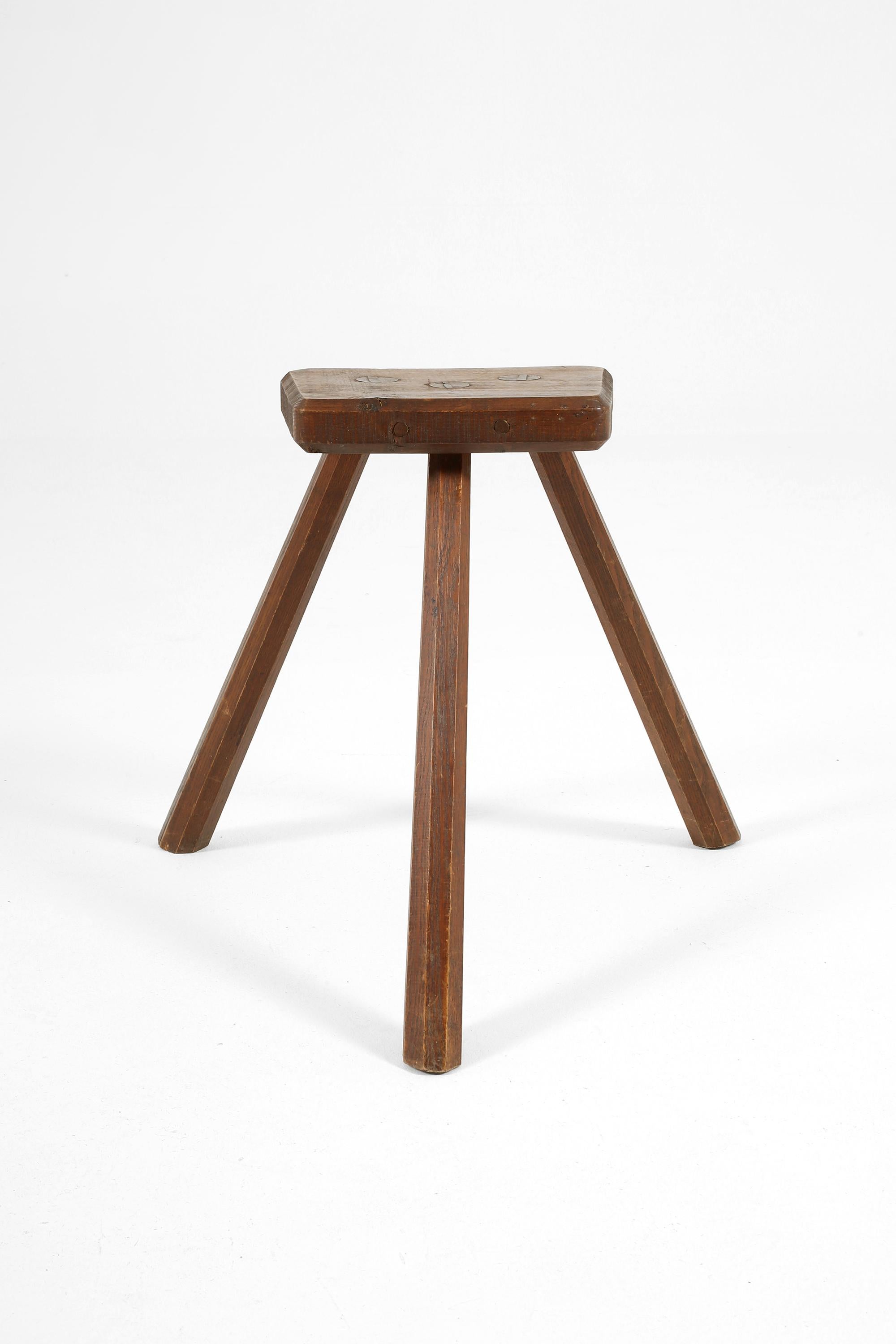 An early to mid 20th century wooden work stool with splayed tripod legs and exposed wedged tenon joints. English, c. 1940.

Top: W31 x D21 cm.