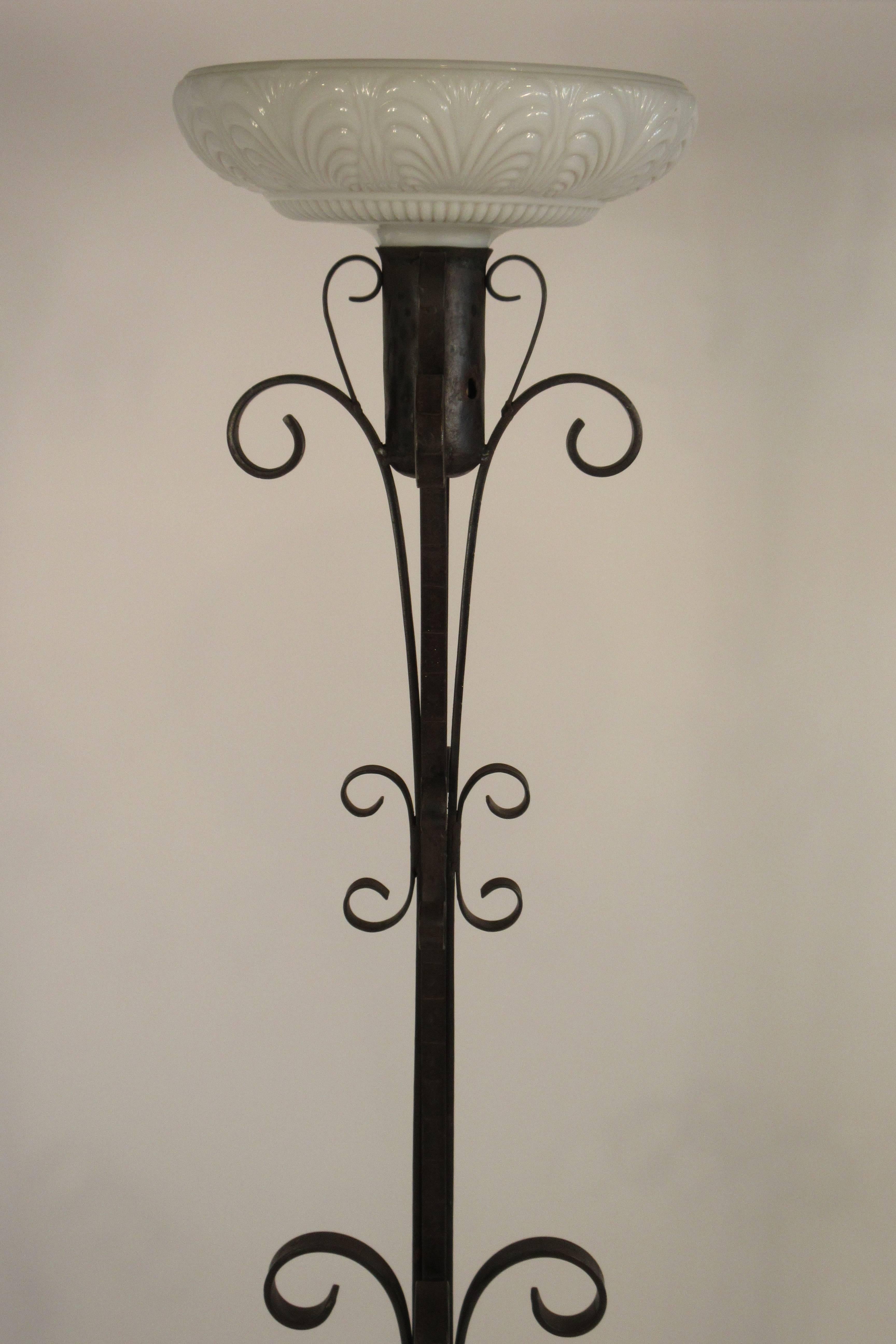 1940s Wrought Iron Floor Lamp In Good Condition For Sale In Tarrytown, NY